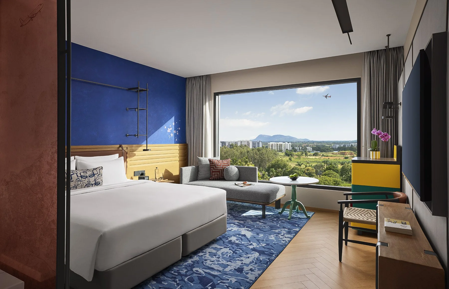 HCAB_KingDeluxeBed5_4003FW.jpg
