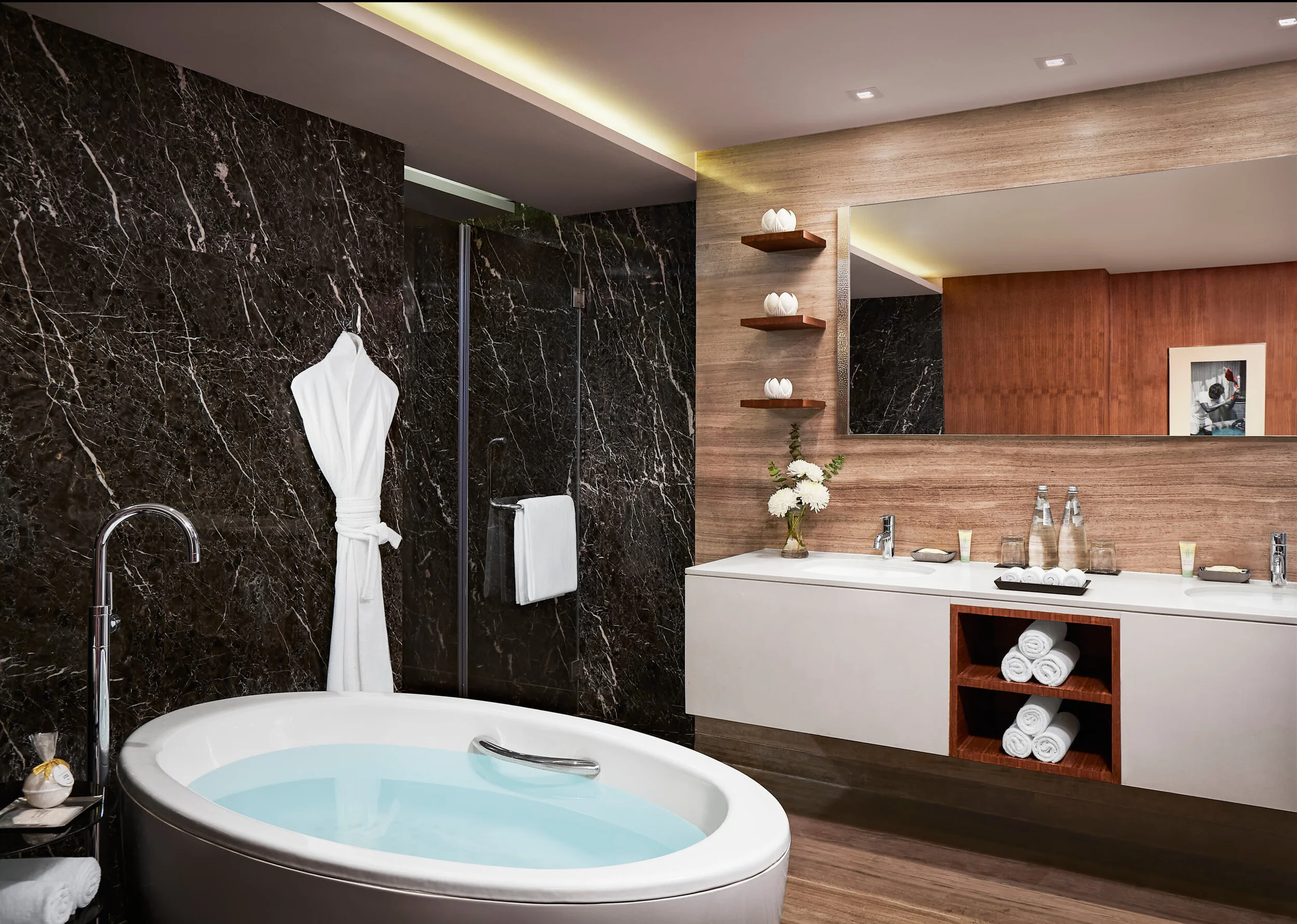 GHM_DiplomaticSuiteBath_2700.jpg