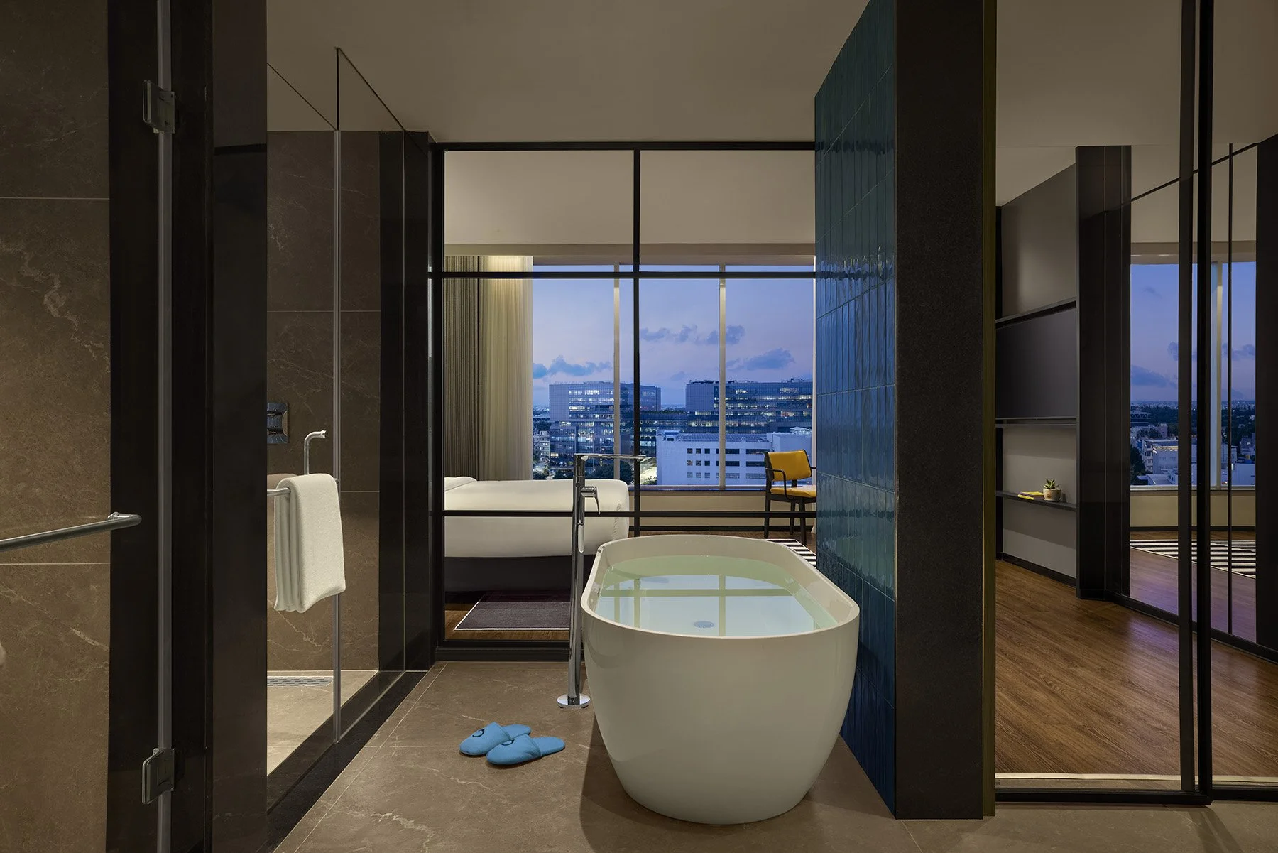 HCWB_SuiteBath1_6250FW.jpg