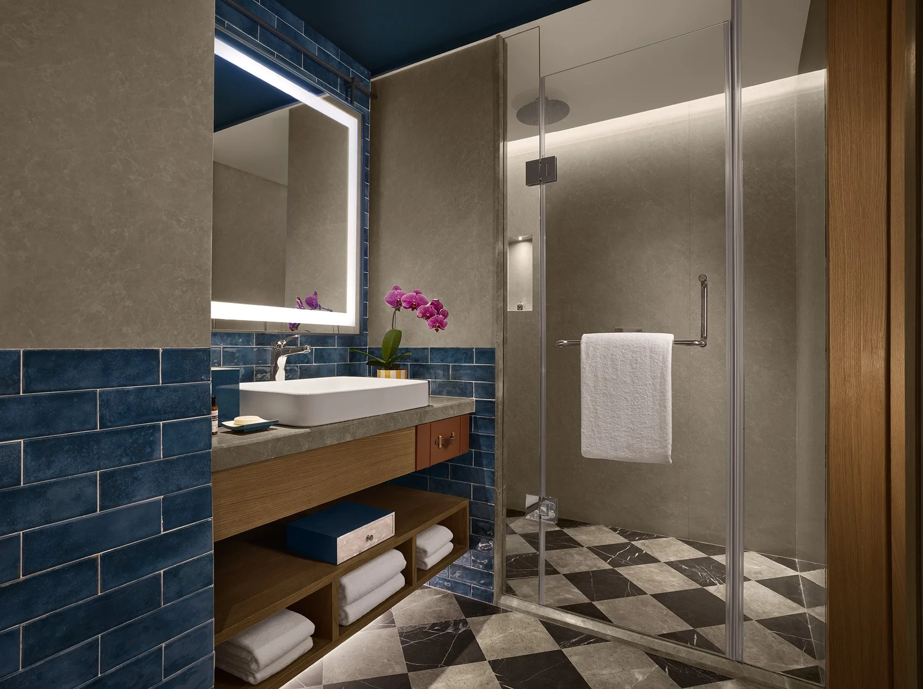 HCAB_KingDeluxeBath1_3245FW.jpg