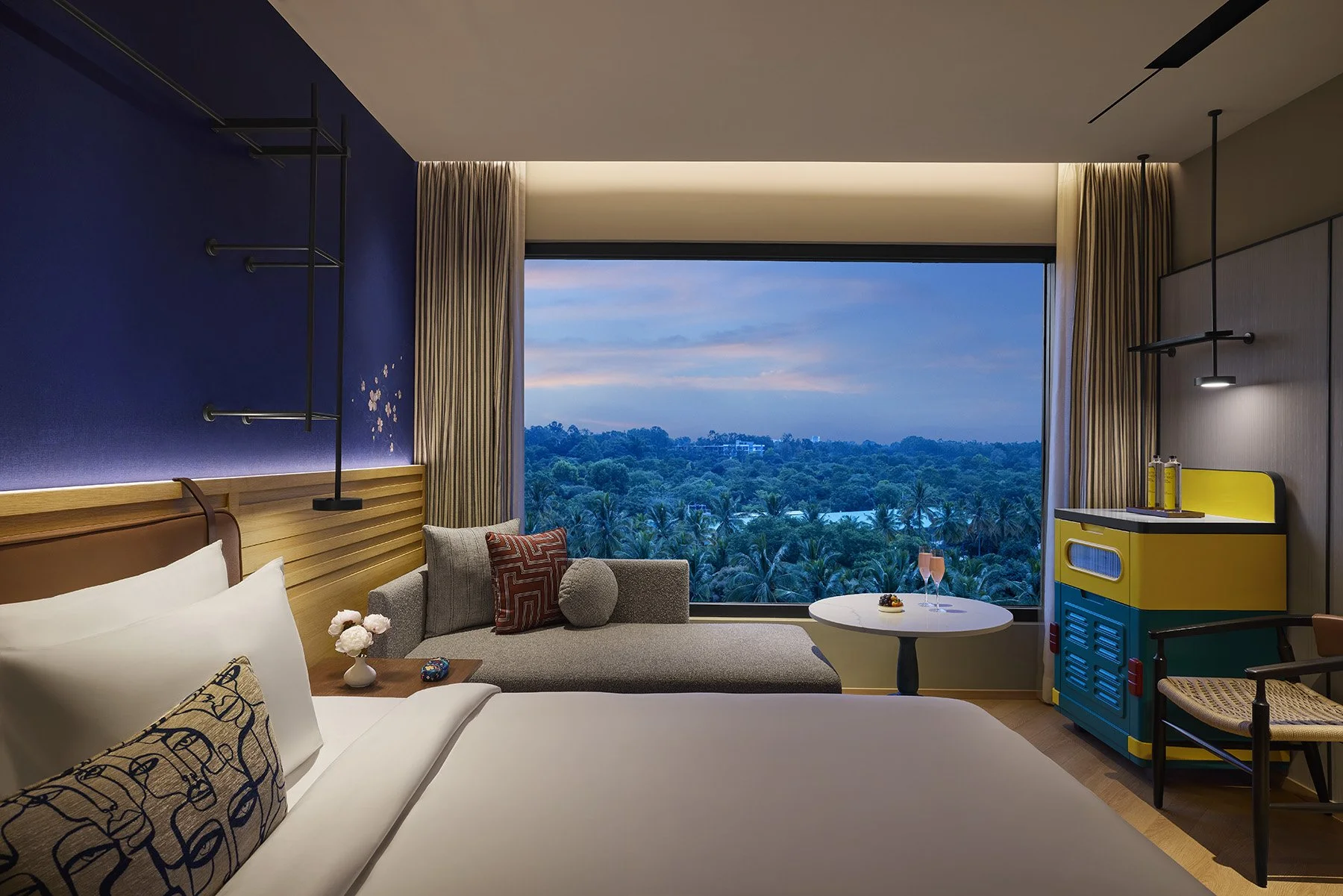 HCAB_KingDeluxeBed6Eve_4097FW.jpg