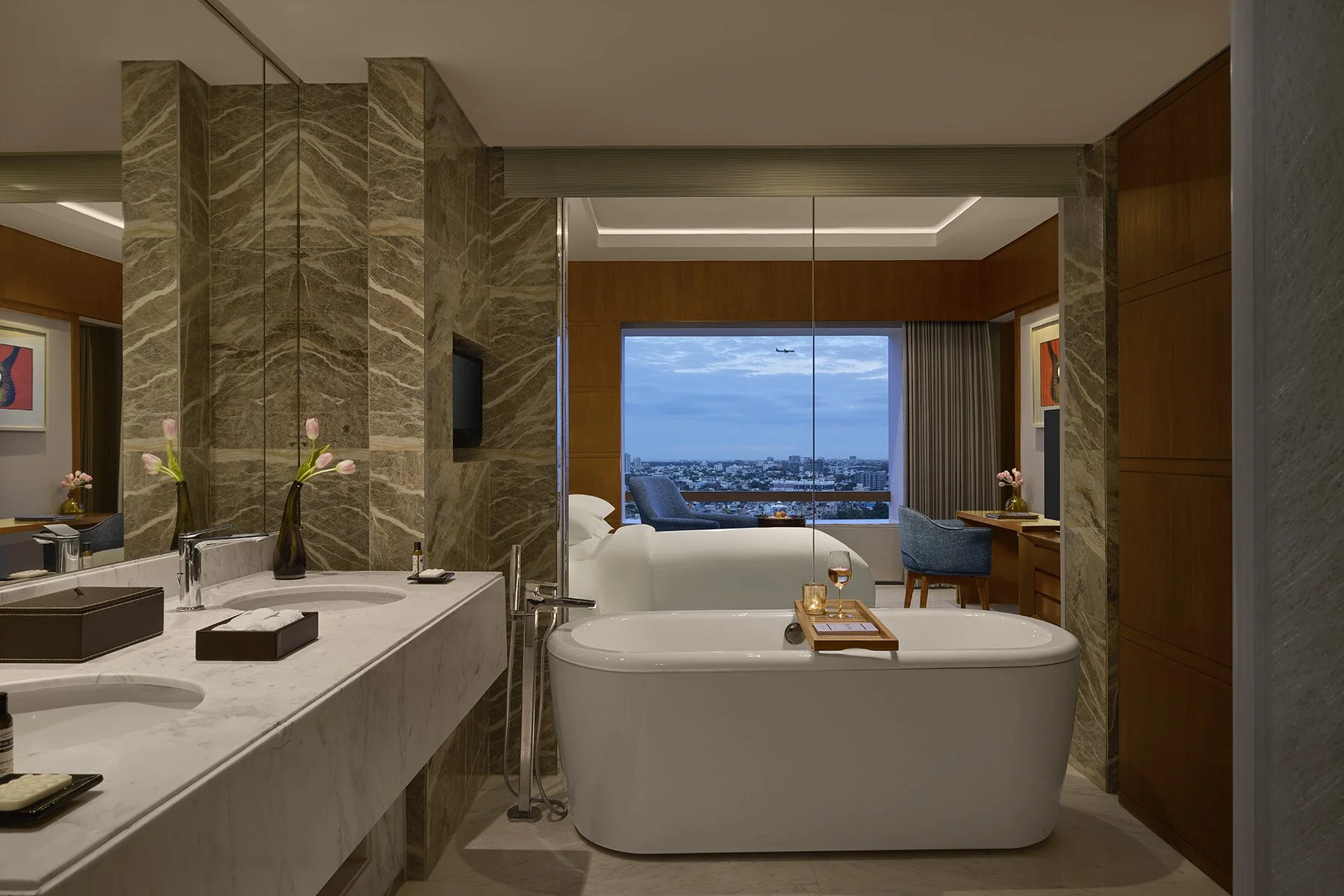 HRC_RegencyExecutiveSuite631Bath_0089FW.jpg