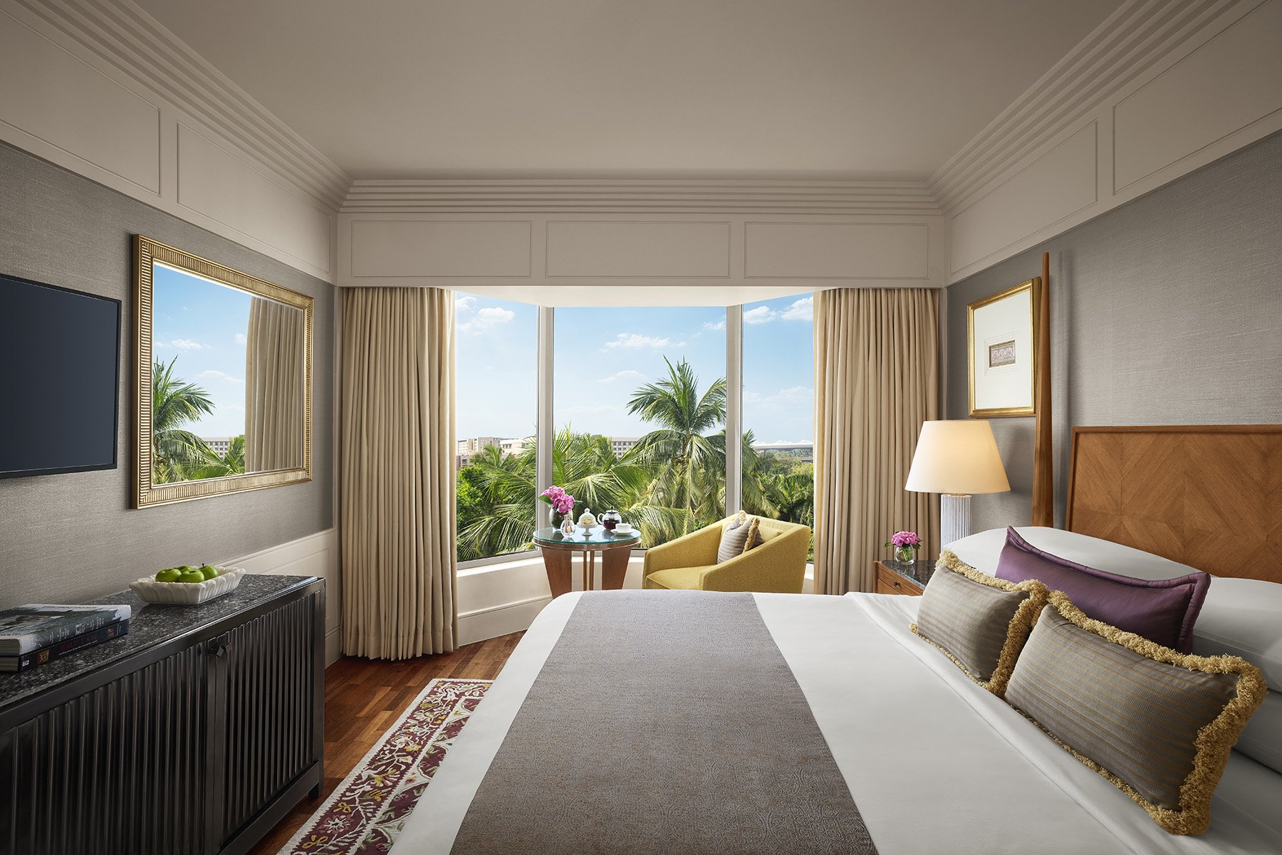 19-TLM_DeluxeSuite709Bed_1372FW.jpg