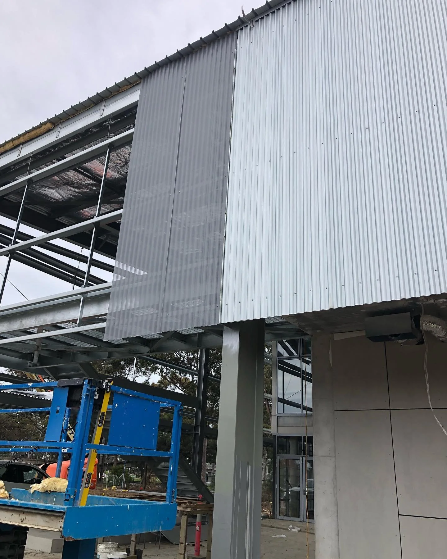 Dandenong High School Project.
Perforated aluminium wall cladding, installation is almost complete.

#suninstallations 
#melbourneconstruction 
#construction 
#melbourneroofer 
#schools 
#education