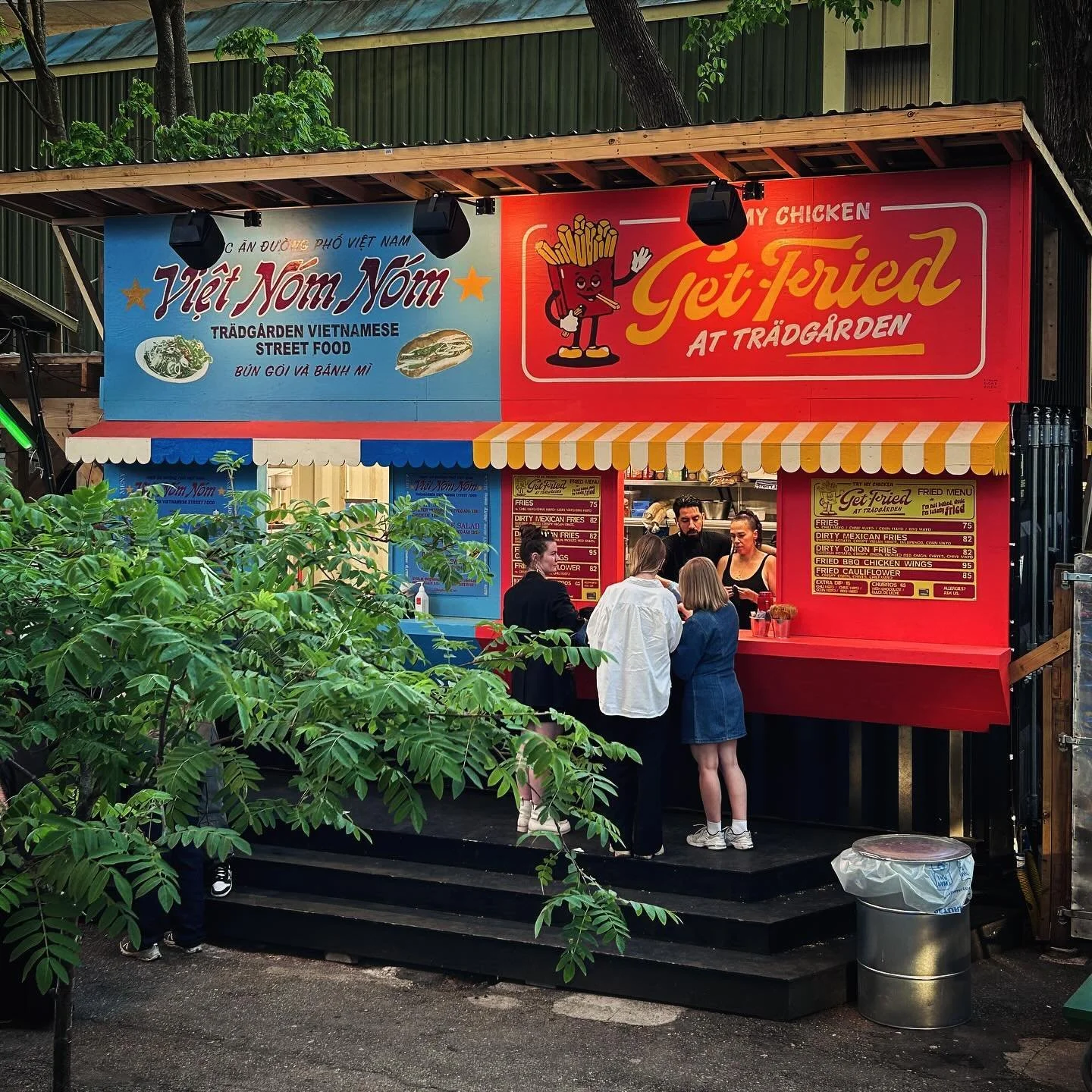 🍜🥗🍟 Fun design work & paintjob @tradgarden ————————— #ALWAYSHANDPAINTED #Sthlmsigns #trädgården #Signpainting #Skyltmålning #foodstand #underbronstockholm #getfried #vietna