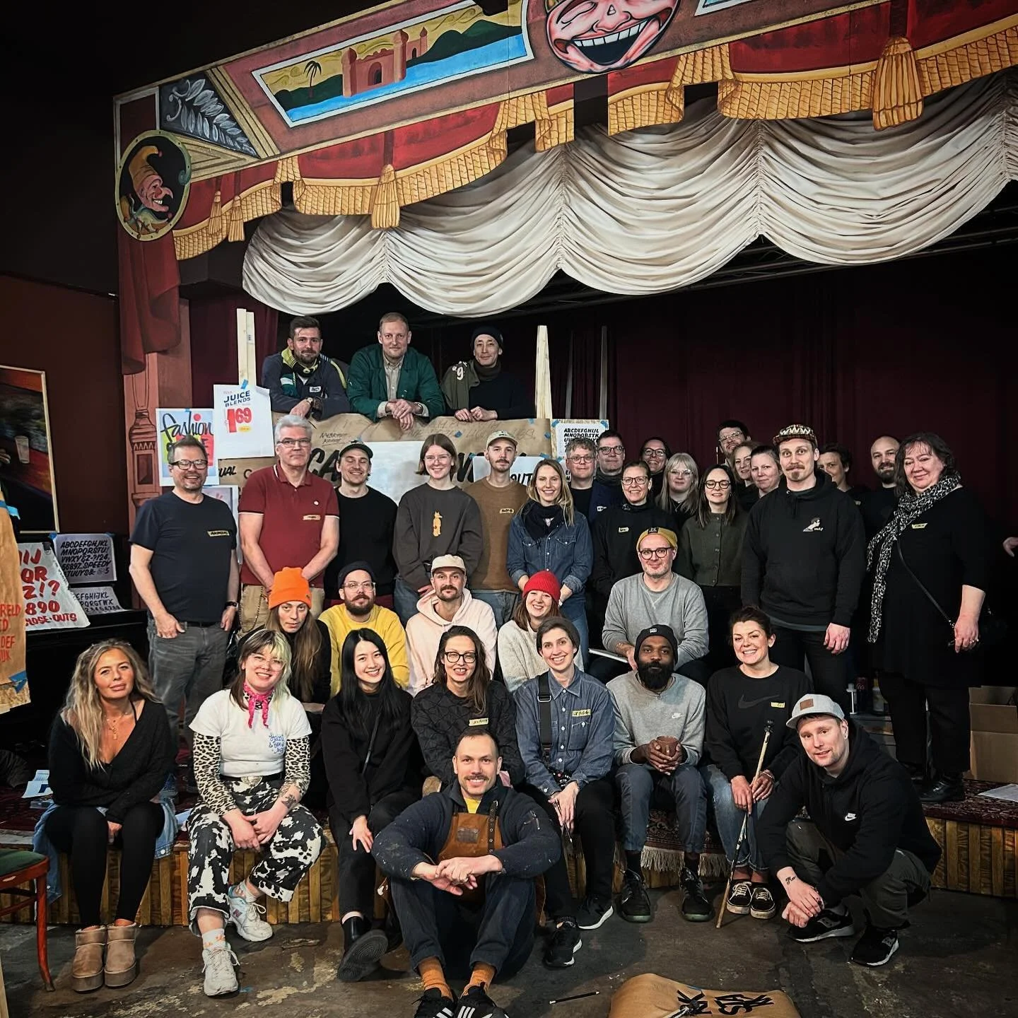 •Stockholm International SIGNPAINTING WORKSHOP 2024• —————————
Friday:
The weekend started in @guld.fabriken at the @sthlm_signs premises with a screening of the documentary Sign painte