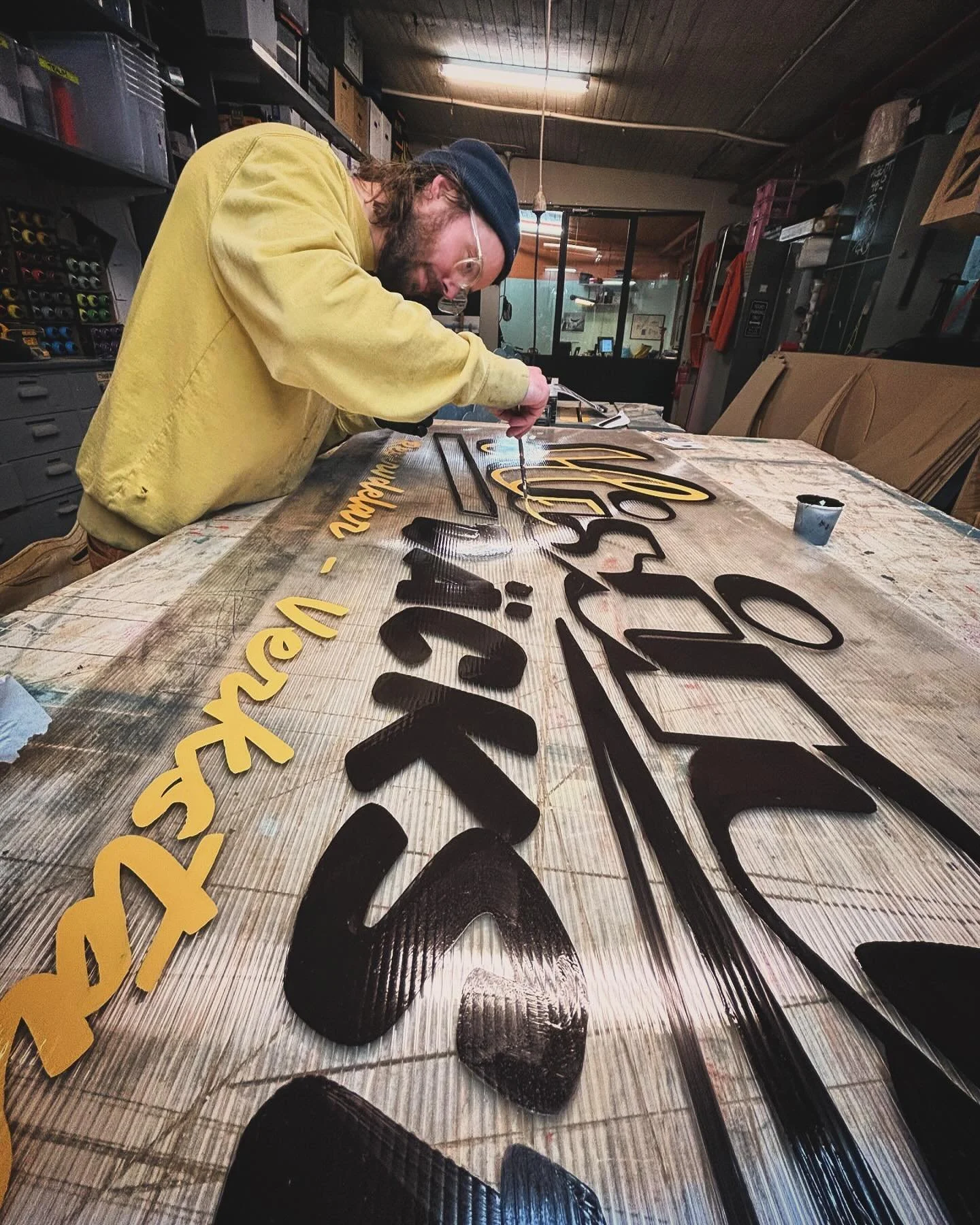 🟡 Design - Paint - Deliver 🟡 —————————#SthlmSignsStudio #ALWAYSHANDPAINT #Guldfabriken @guld.fabriken