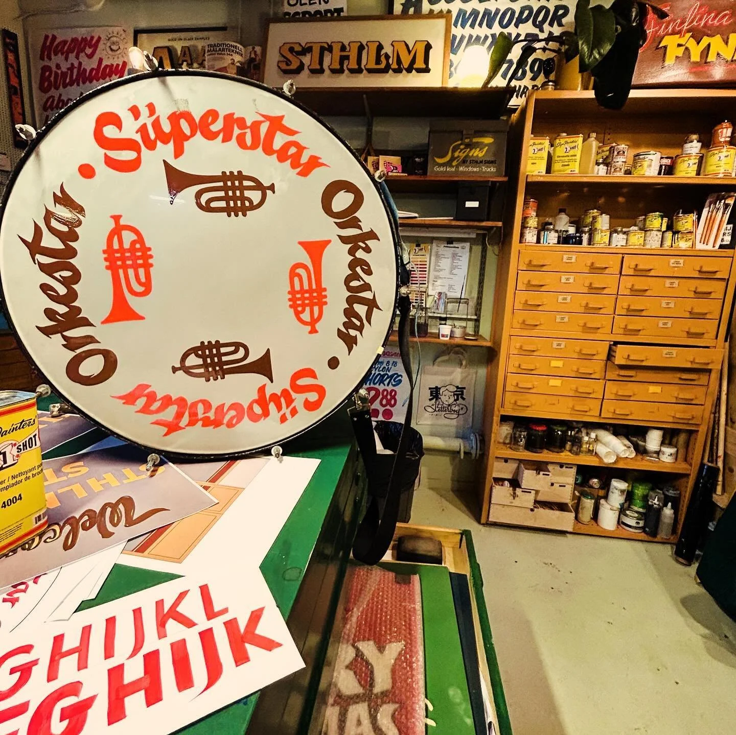 🥁 @superstarorkestar ————————— #ALWAYSHANDPAINTED #SthlmSigns #superstarorkestar #Signpainting