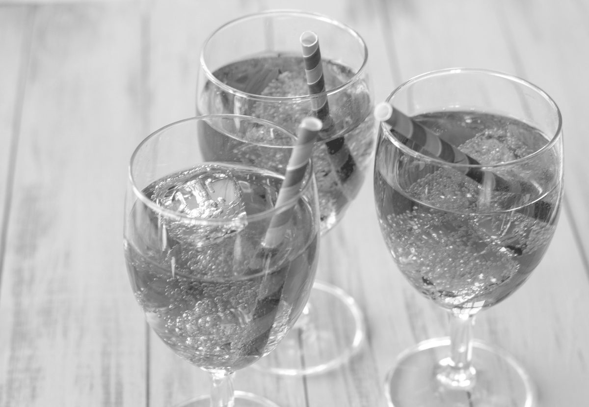 CAMPARI LOCKT DIE PROMIS AUF DAS SURFBRETT