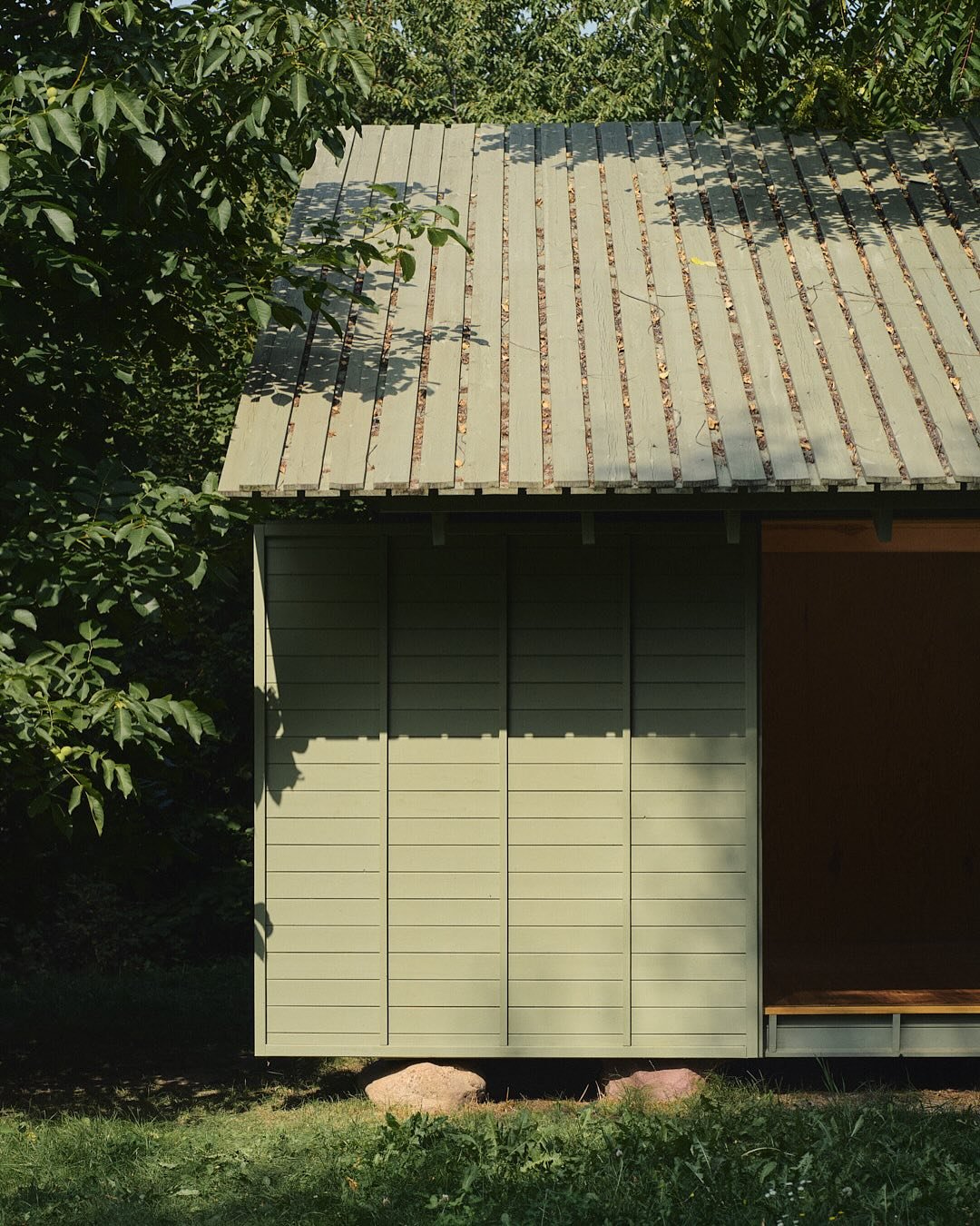 Thanks to @design_alive for posting a piece about our Pavilion with a Curved Wall on their website. So nice to see so many lovely photos by @tomo_yarmush!

SO_021