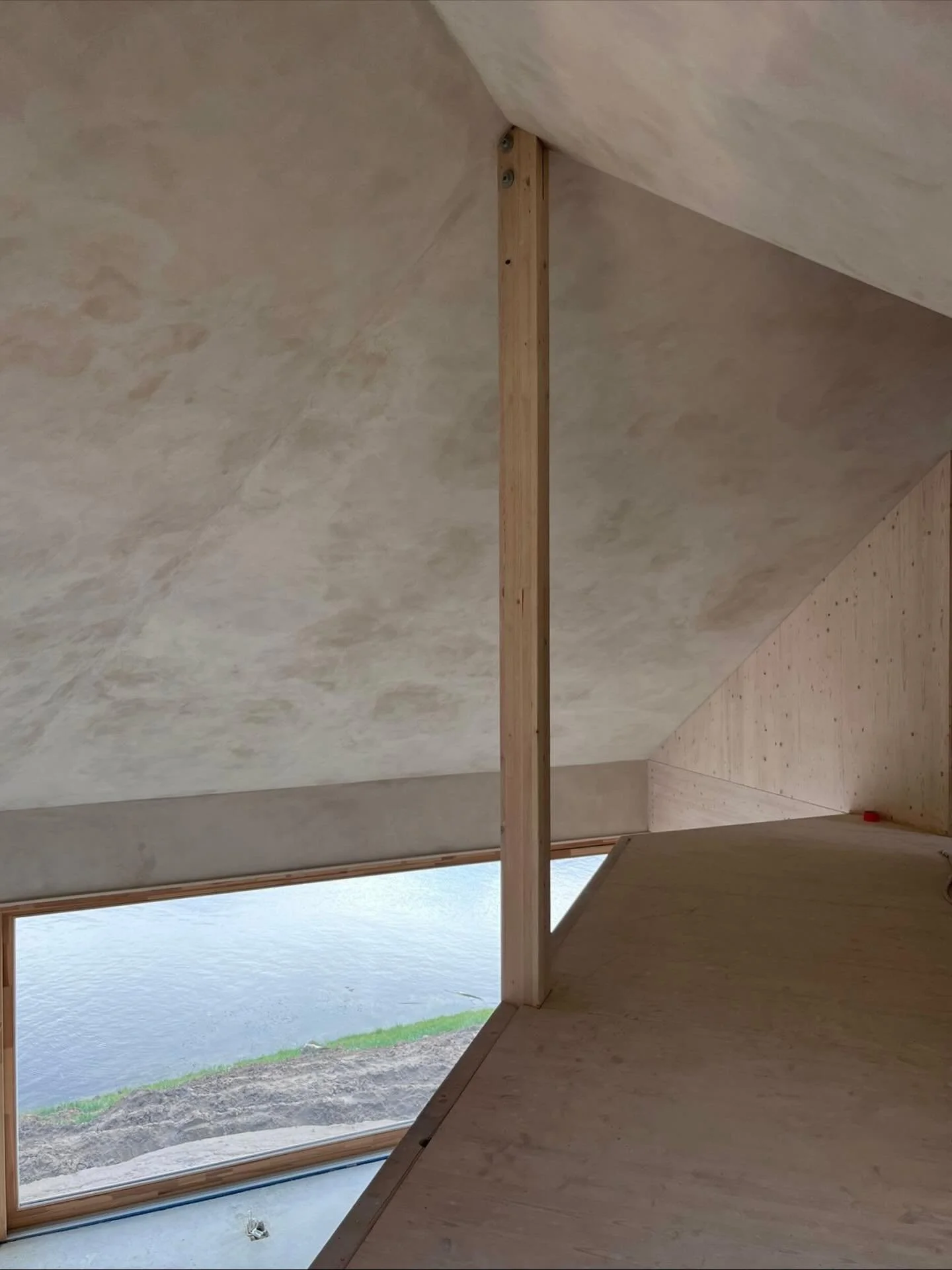 Our project for a family house in the Pasłęka river valley is nearing completion. Walls and ceilings are now plastered in clay and the internal timber elements are whitewashed. Timber floor, balustrades and other joinery to follow. Almost almost ther
