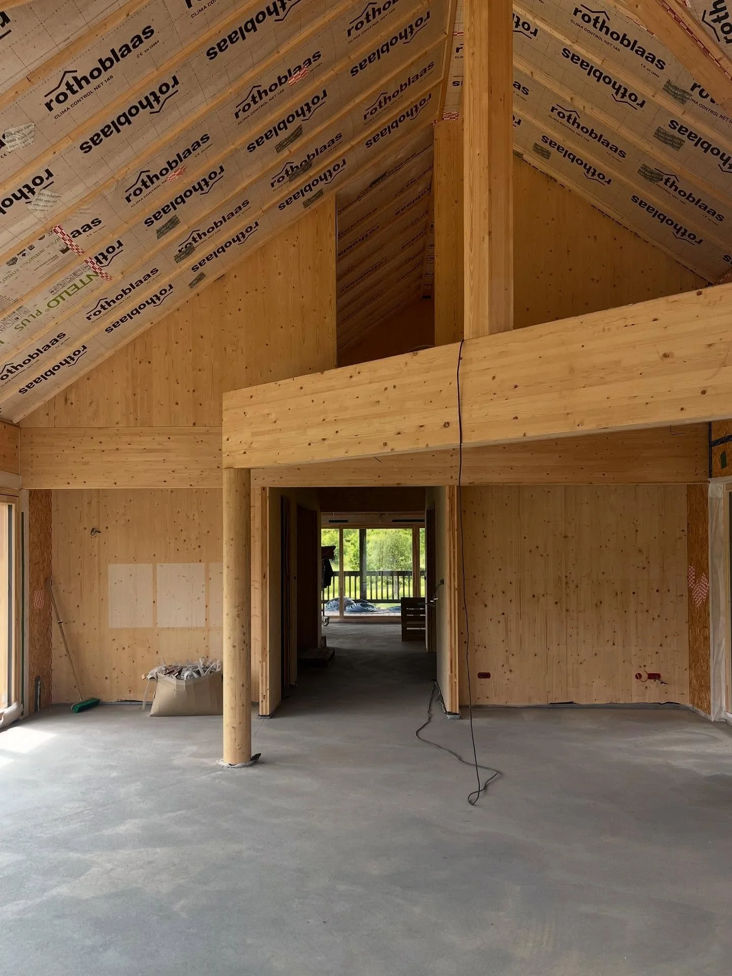 A calm day on site in the Pasłęka river valley. Screed complete and floor levels almost there. Next up is clay plaster to the exterior walls and ceilings. Internal doors, window linings and joinery from local spruce to follow.

SO_032