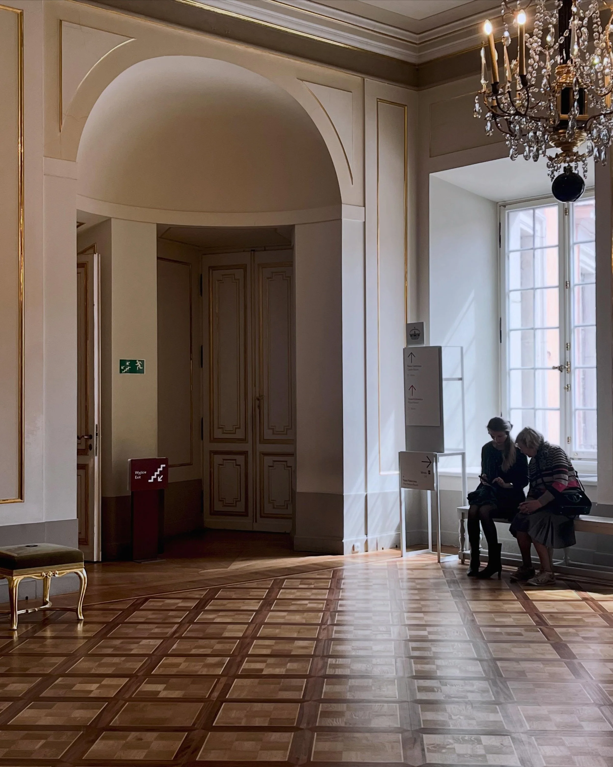 Last week the first prototype for the new way-finding signs took up position in the @royalcastleinwarsaw.

SO_048