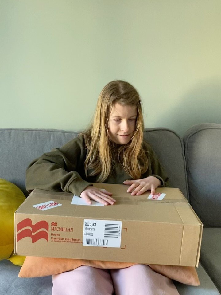 They say never work with children or animals. 

I&rsquo;d also add to that, I should never work with myself when I&rsquo;ve been zapped with a hideous 🦠 (hence my husk of a voice) 
Ever since London Book Fair last week I haven&rsquo;t been able to d