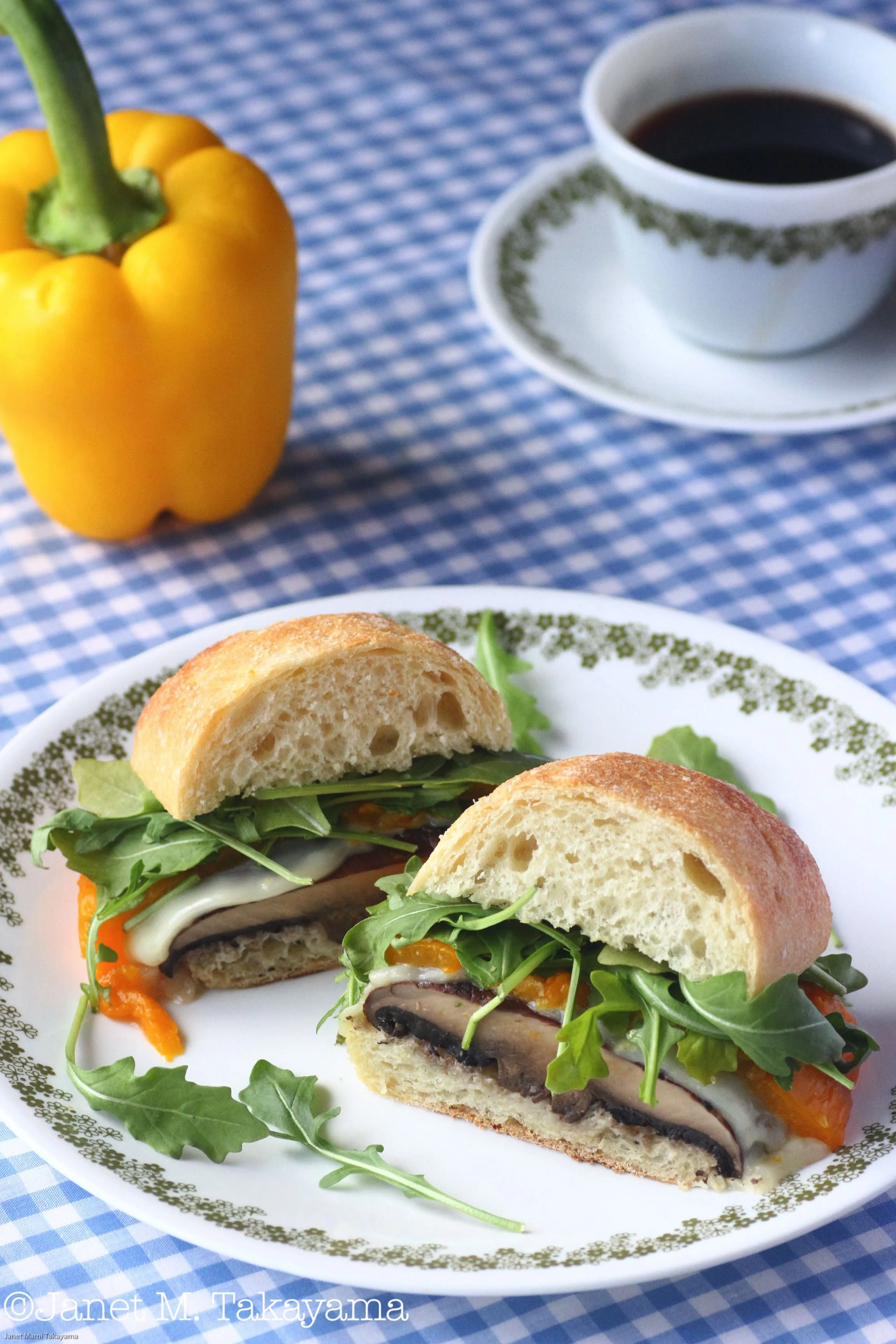 Panino con Portobello, Peperoni Arrosto, Provolone, e Rucola