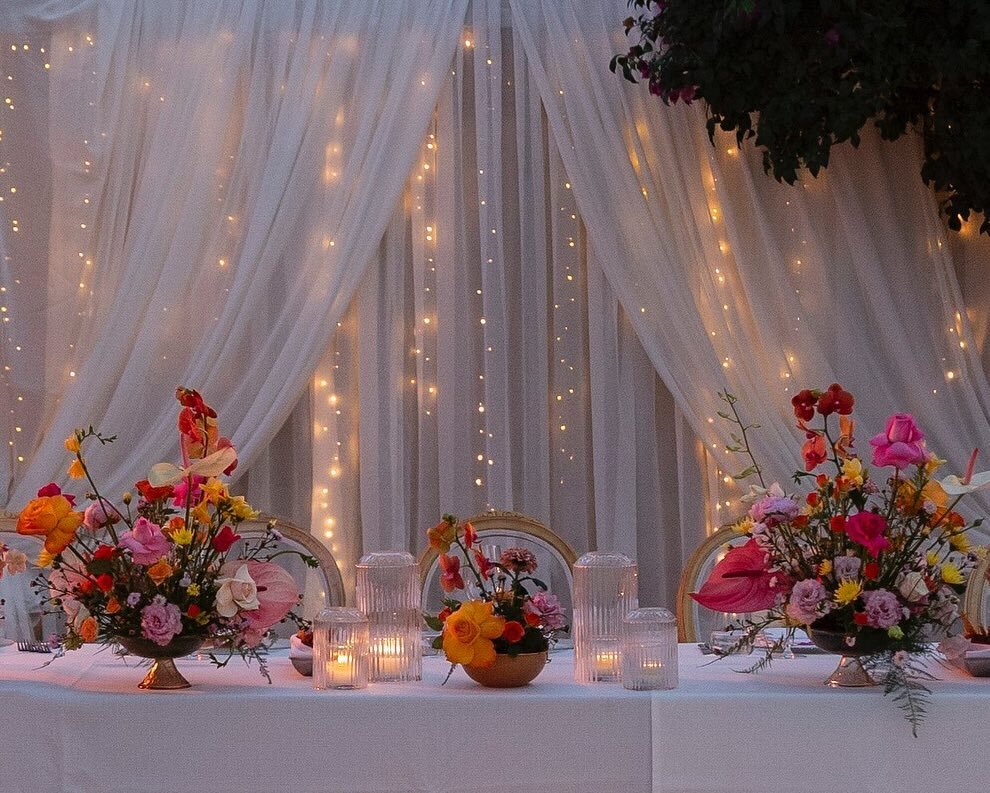 In order for the  bride and groom to face all their guests it meant the back drop to their head table would be a swimming pool deck cabana. Tala visualised dressing this with a simple draping with romantic lighting and it worked out just perfectly. ?