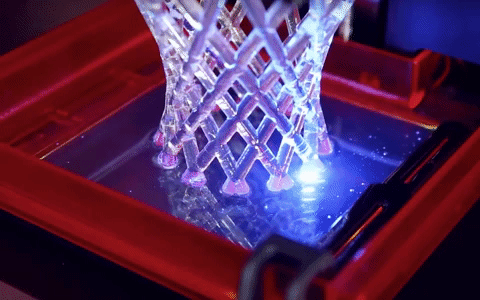 SLA принтер FORMLABS FORM 2 за работой. Лазер засвечивает смолу до затвердения. Гифка из этого видео