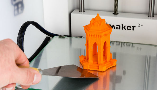 Снятие распечатка с печатной платформы 3D принтера Ultimaker. Фото ultimaker.com
