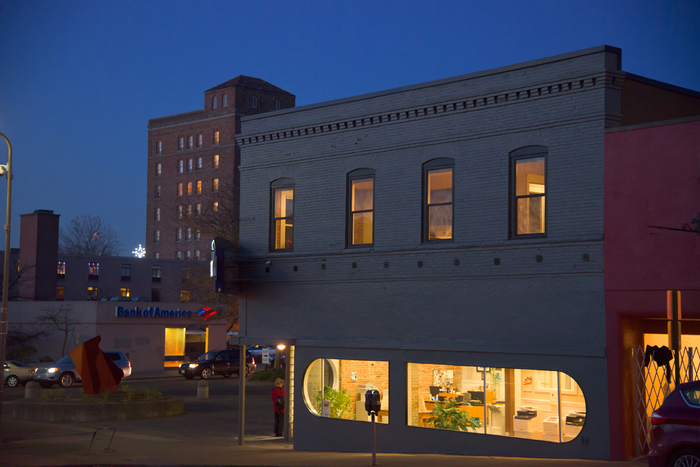 The Hamlet Hotel at night