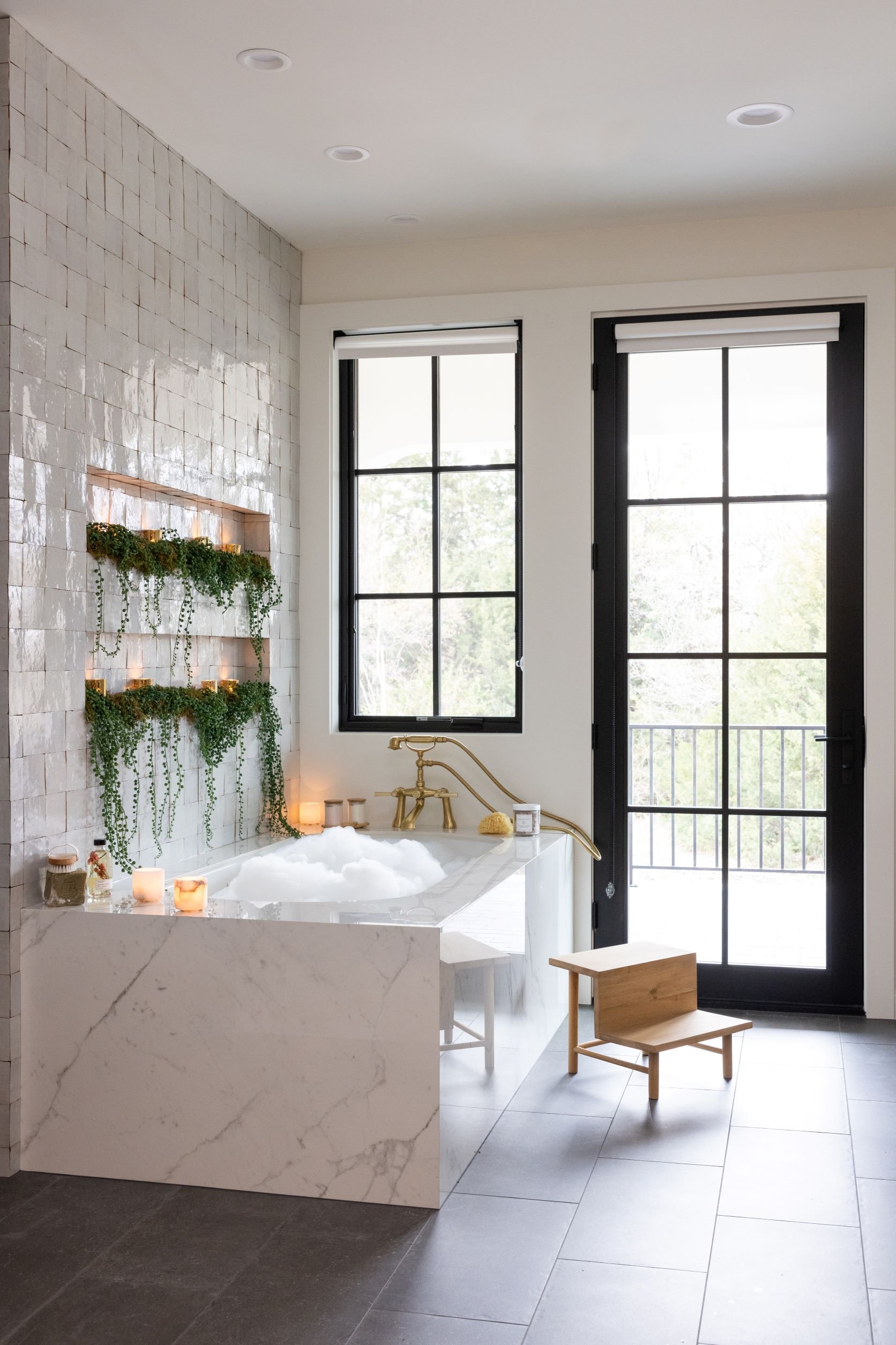 dream marble bathtub with slate floor tile