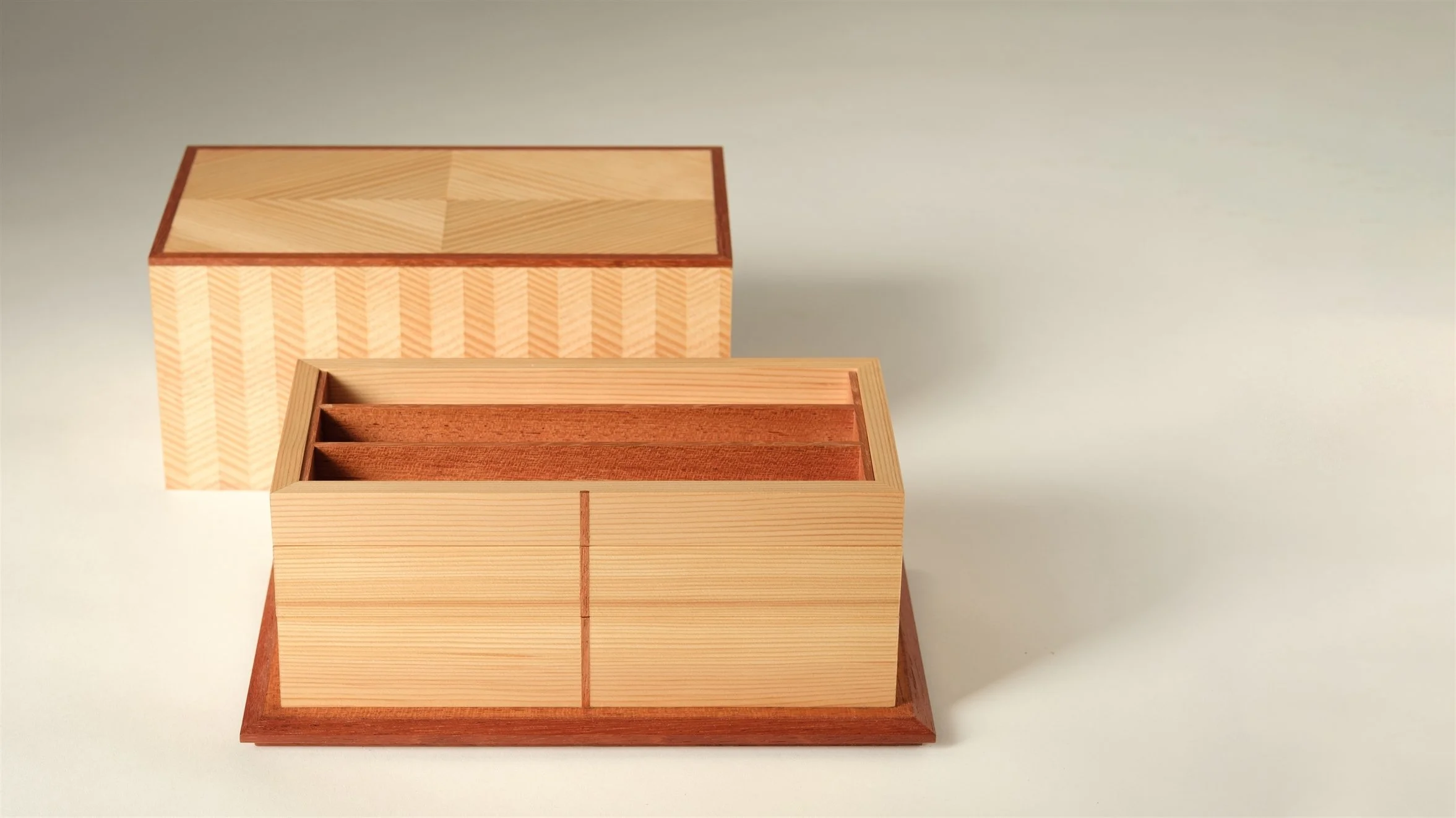 Resignificando el pino: bandejas apilables