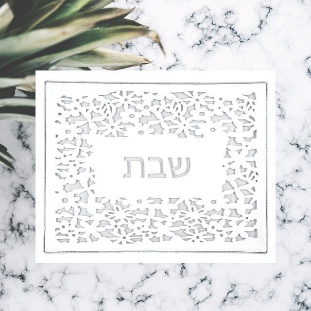 Shabbat Shalom and hello to the long weekend! 👋 Happy memorial day weekend! 🇺🇸 Too many zoom classes in my life right now TGIF.

#shabbattable  #shabbatproject  #shabbatshalom #memoraildayweekend  #challahcover #zoomlife