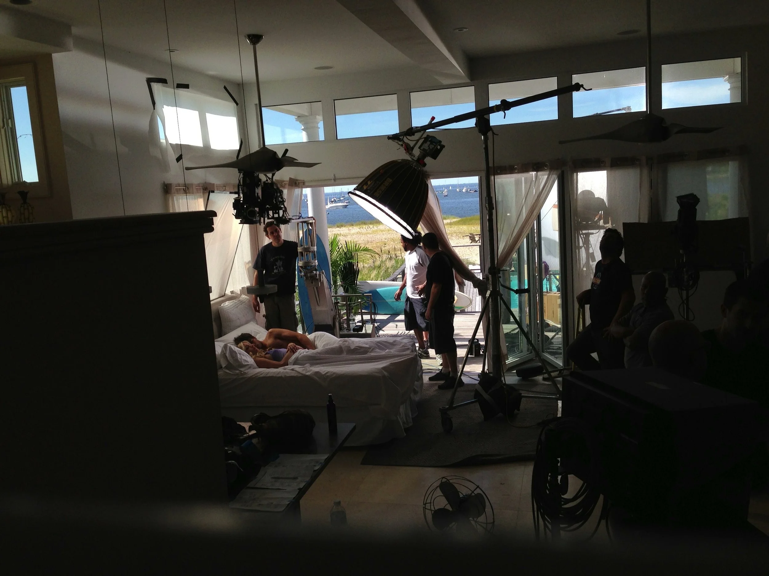 A BEDROOM WITH GOOD LIGHT.