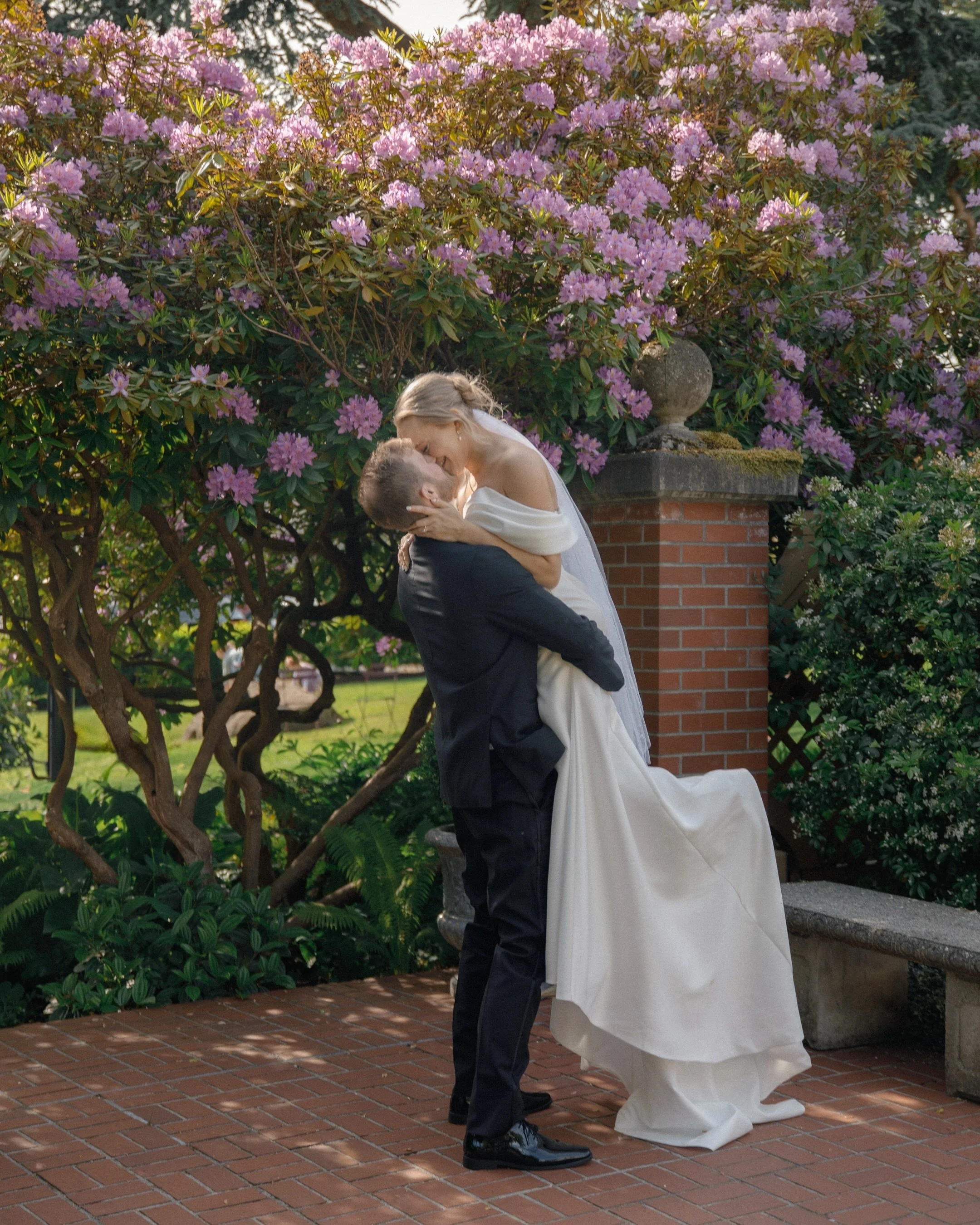 What an amazing time @lairmontmanor with Jessica and Daniel! Couldn&rsquo;t hold back on sharing some teasers of this venue and newlyweds. 

Thanks to the amazing team!!!

Venue: @lairmontmanor 

Catering: @tasteelegance 

Photographer: @vowhousewedd