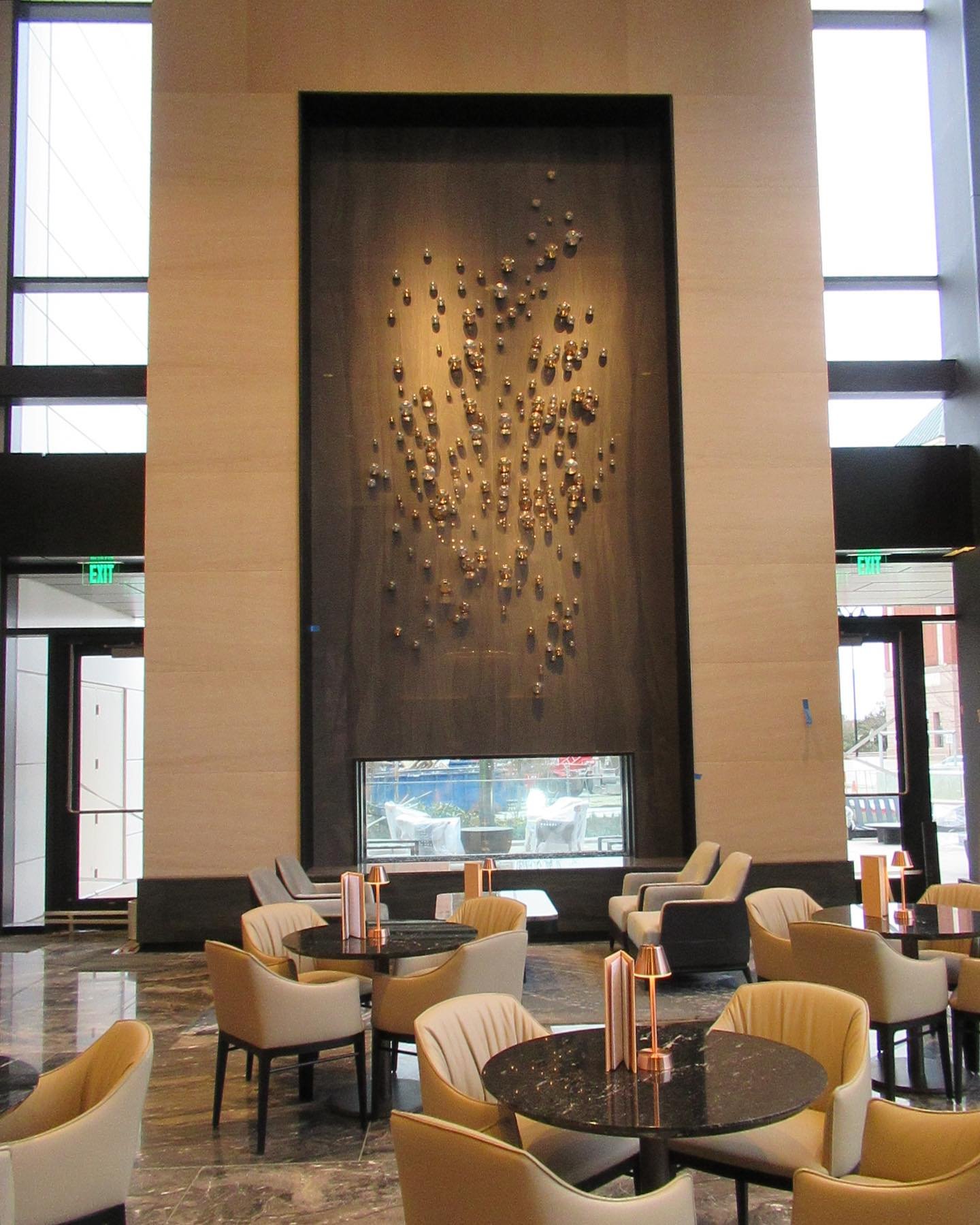 Did someone say feature walls? These two jaw-dropping wall installation are part of Local Language&rsquo;s bespoke art collection for Loews Arlington (@loewsarlington)

#art #artconsultant #arlington #hospitalitydesign #hospitality