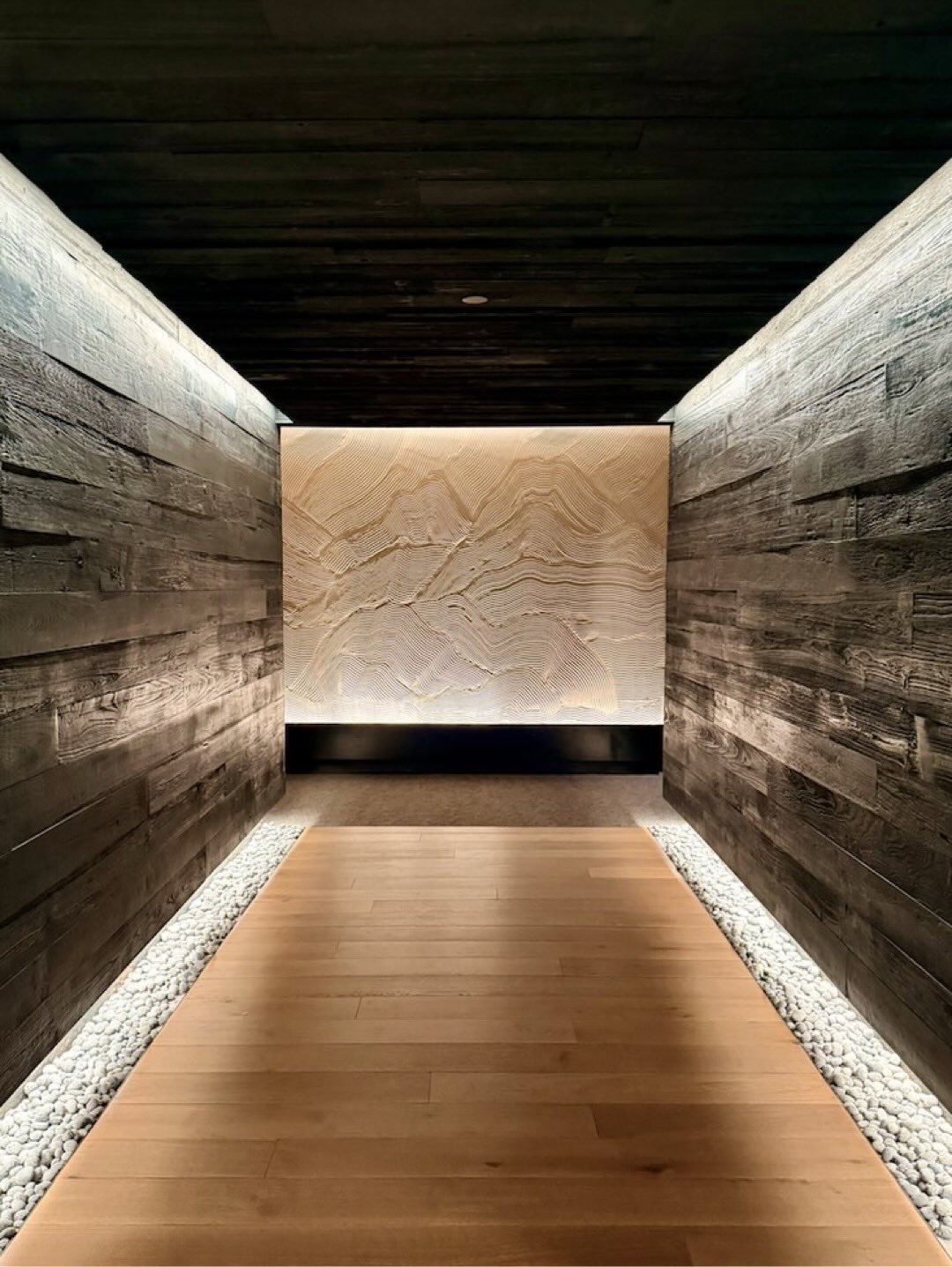 One can never have too much texture, especially when applied to these gorgeous interiors&hellip;

@harken_interiors A little texture goes a long way&mdash;these in-progress moments at @miravalarizona hint at just how transformative a tactile wall can