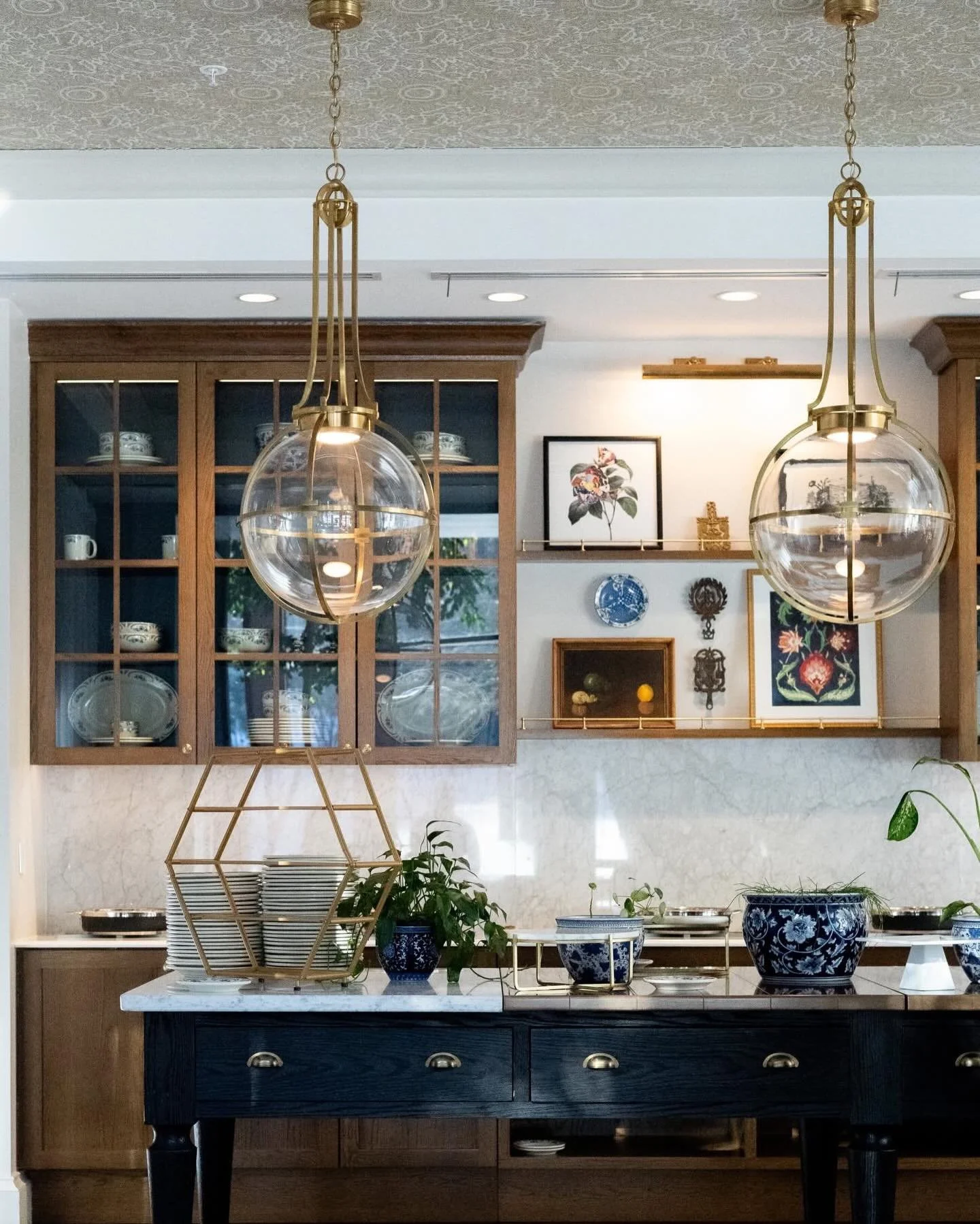 Curated Art &amp; Ephemera @omnicharlottesvillehotel creates a truly unique experience. From stairwells to sitting areas, the property unfolds its story at every turn&hellip;

#hospitality #hospitalitydesign #interiordesign #arconsulting #artstorytel