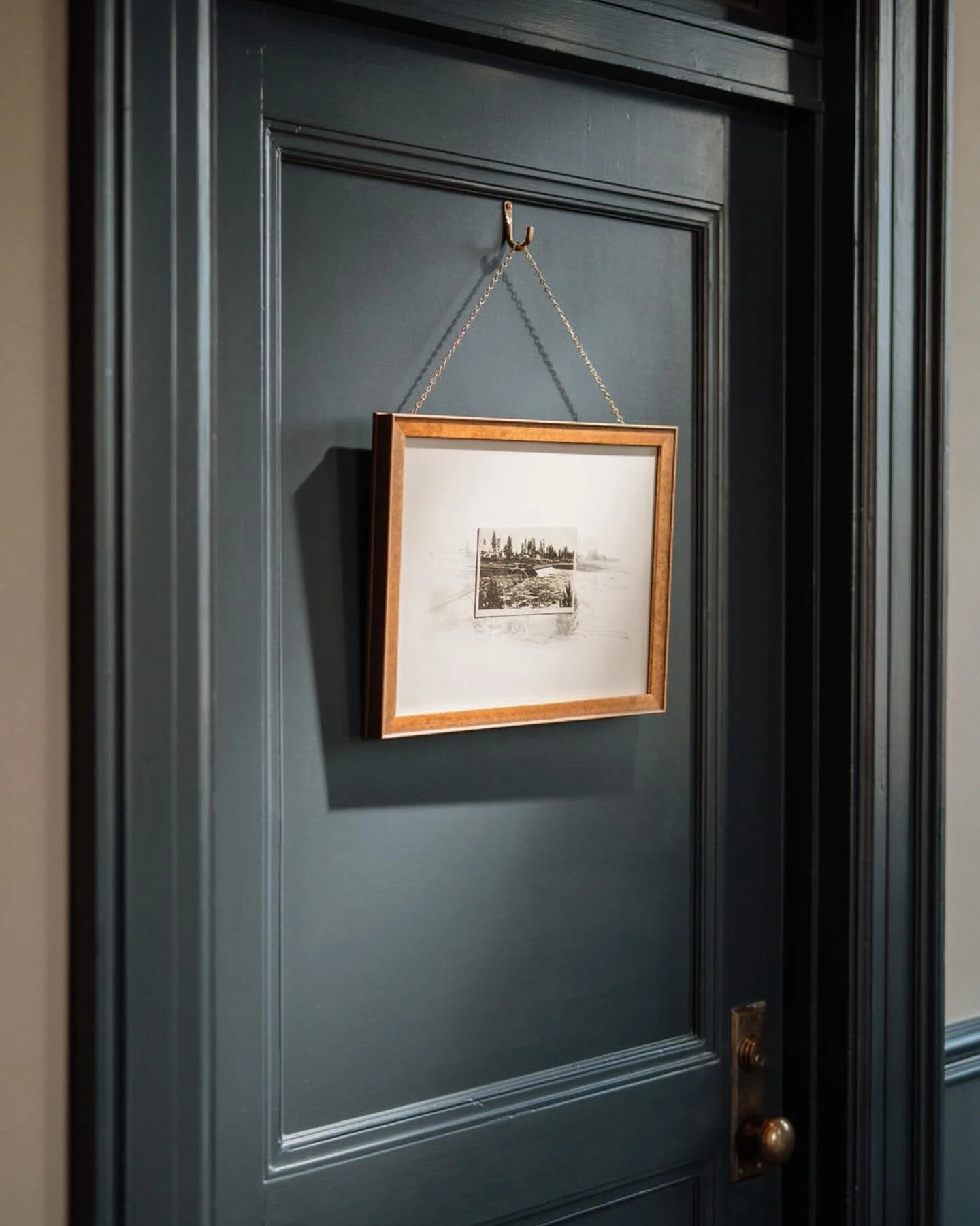 @thewestmanhotelbend &bull; Some stories find their way back. This antique postcard was once mailed from this very building when it was Bend&rsquo;s post office. Now, it lives here once more, part of a collection thoughtfully gathered to honor the jo