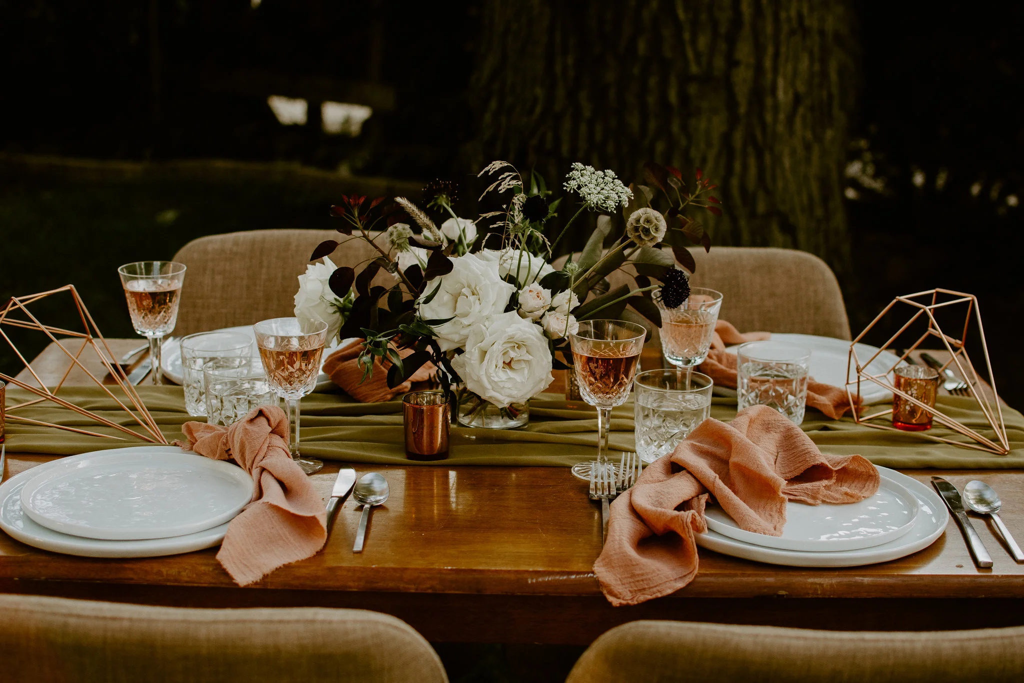 chartreuse-table-runner-terracotta-napkins.jpg