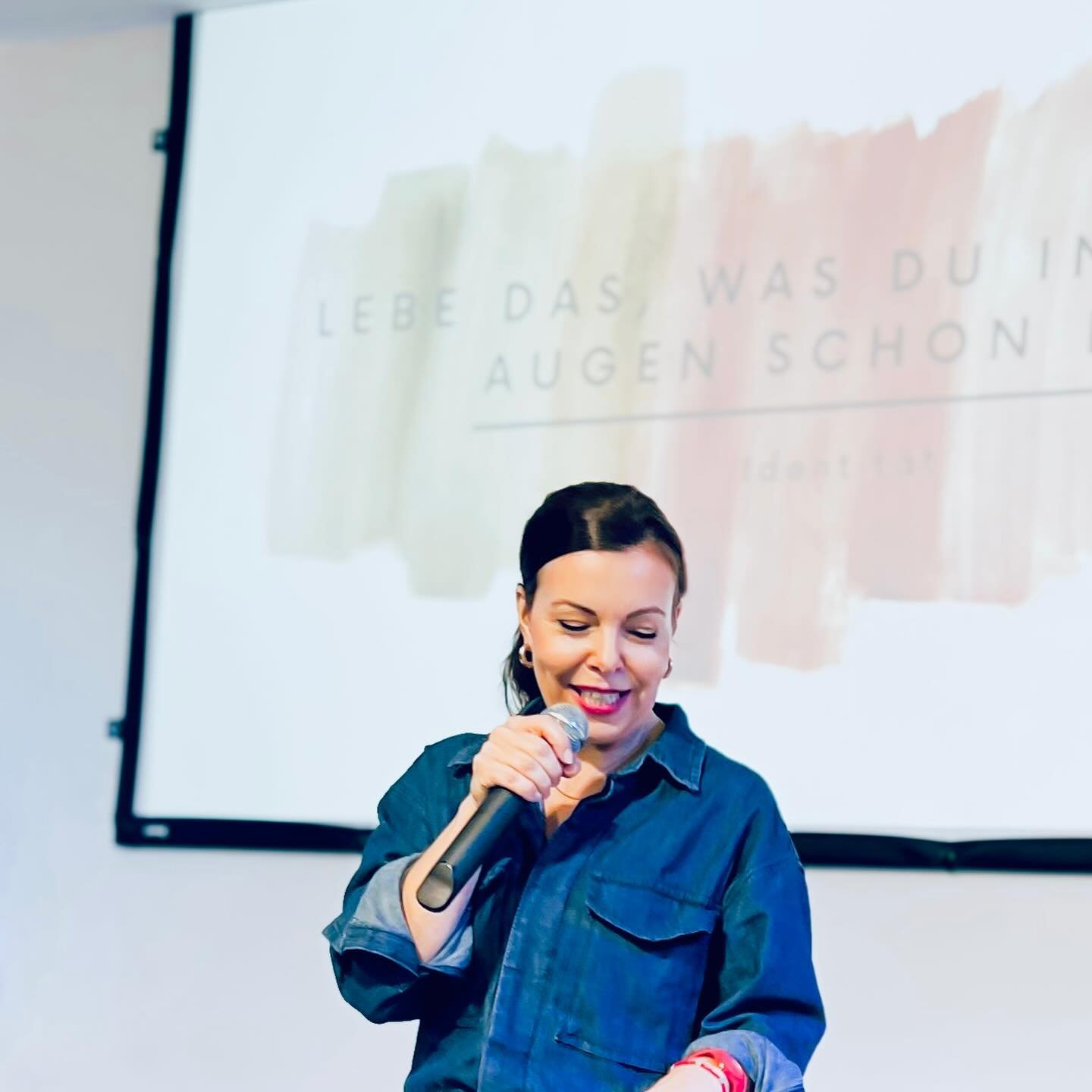 Nicht zu &uuml;bersehen &hellip;

Gott sieht dich &hellip; VOLLER LIEBE AN - mit dem Wunsch, eine LEBENDIGE Beziehung mit DIR zu leben - Er sieht dich auf eine Art &amp;  Weise, die dein Denken weit &uuml;bersteigt - DU bist f&uuml;r Ihn das KOSTBARS