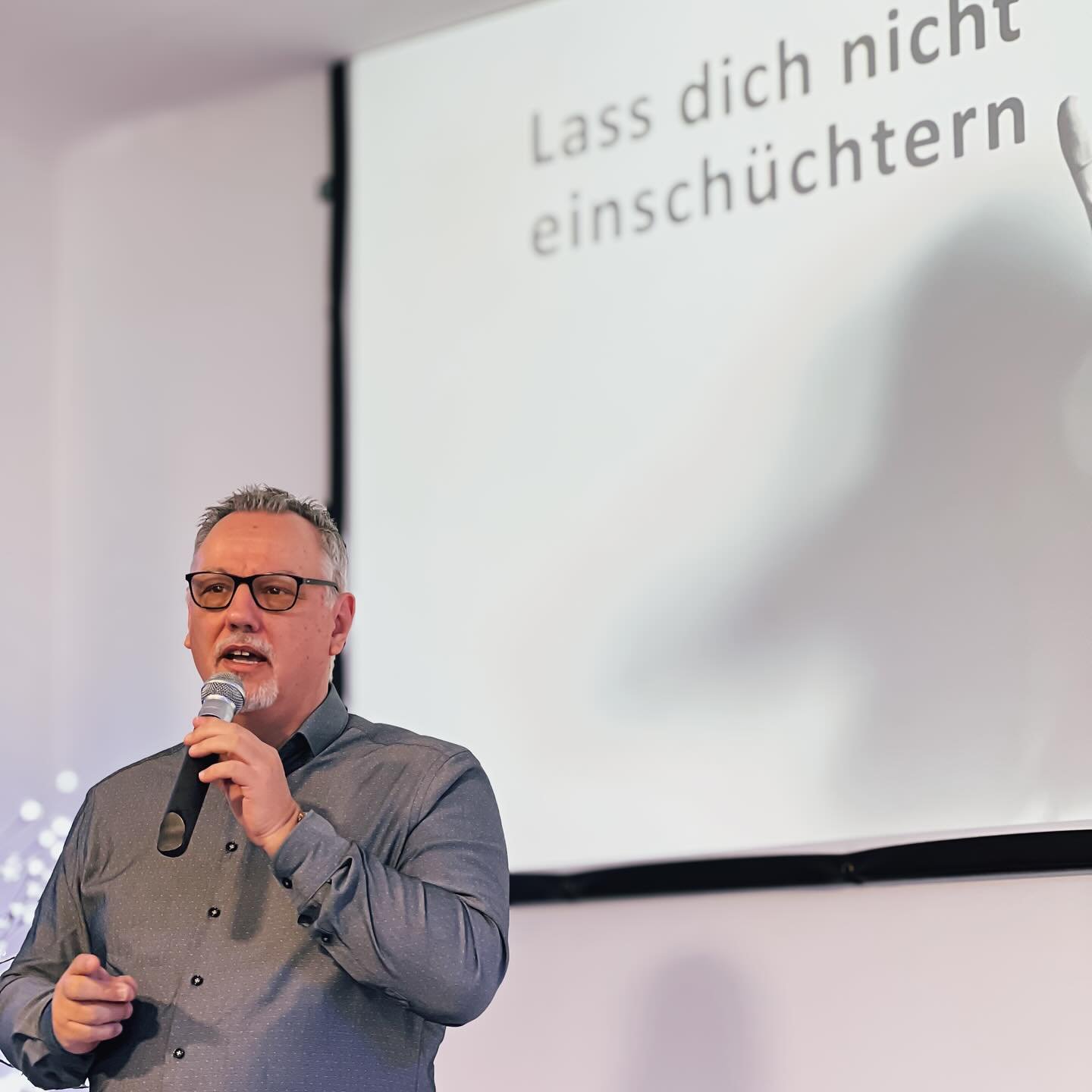 Mut ist 

 
nicht die Abwesenheit von Angst, sondern die Entscheidung, dass etwas wichtiger ist als die Angst.

Es gibt keinen Grund, bei Gott sch&uuml;chtern zu sein 🙌🏼

💪🏼 Gott hat uns Kraft, Liebe &amp; Besonnenheit geschenkt - dein Leben muss