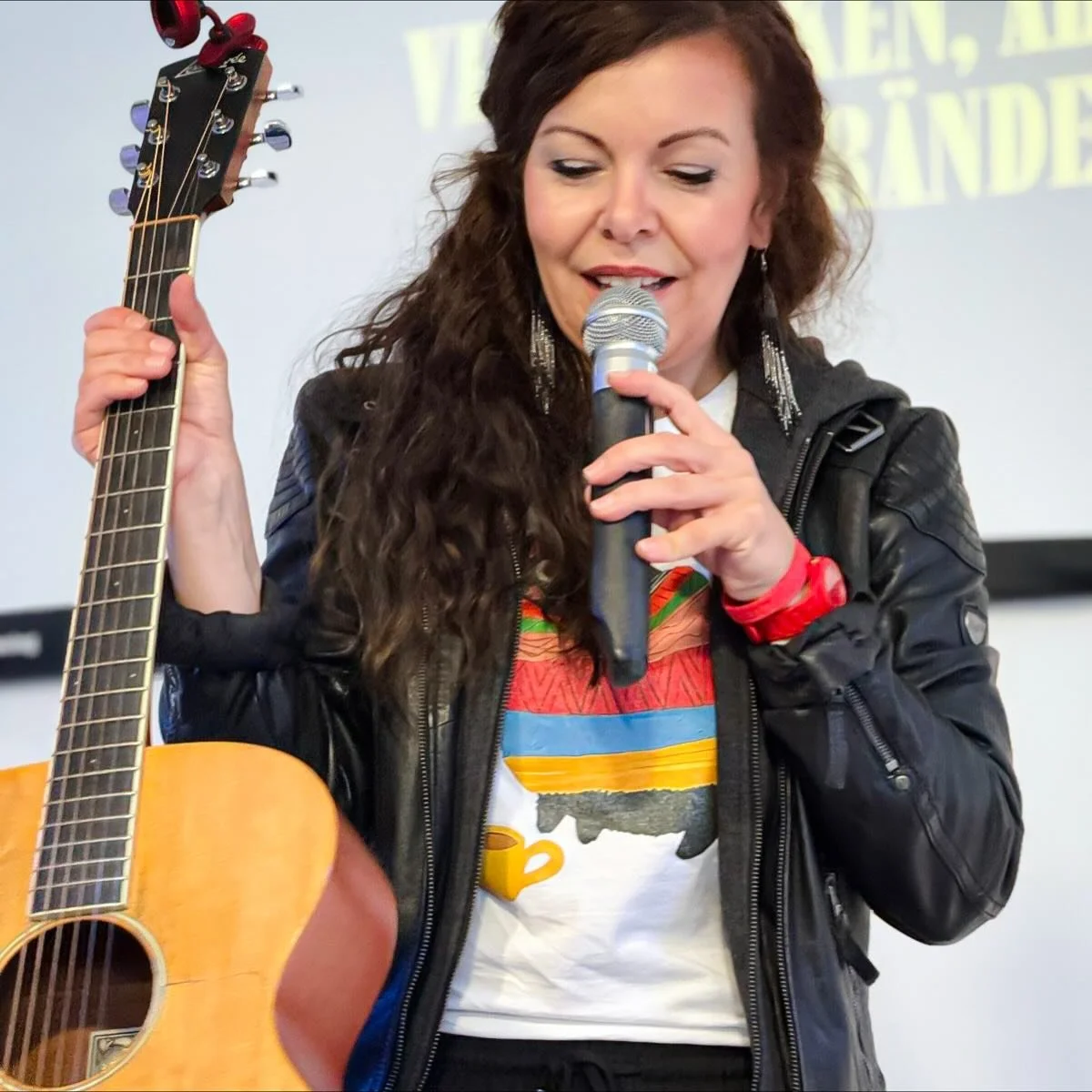 Alle reden von einer heilen Welt 

 
&ndash; aber kaum jemand h&auml;lt die Spannung aus. 

Zeit, dass diese Spannung zum Klang wird. 🎸✨
Denn zu wenig Spannung klingt leer &ndash;
zu viel l&auml;sst Saiten rei&szlig;en.

Wir alle tragen sie in uns &