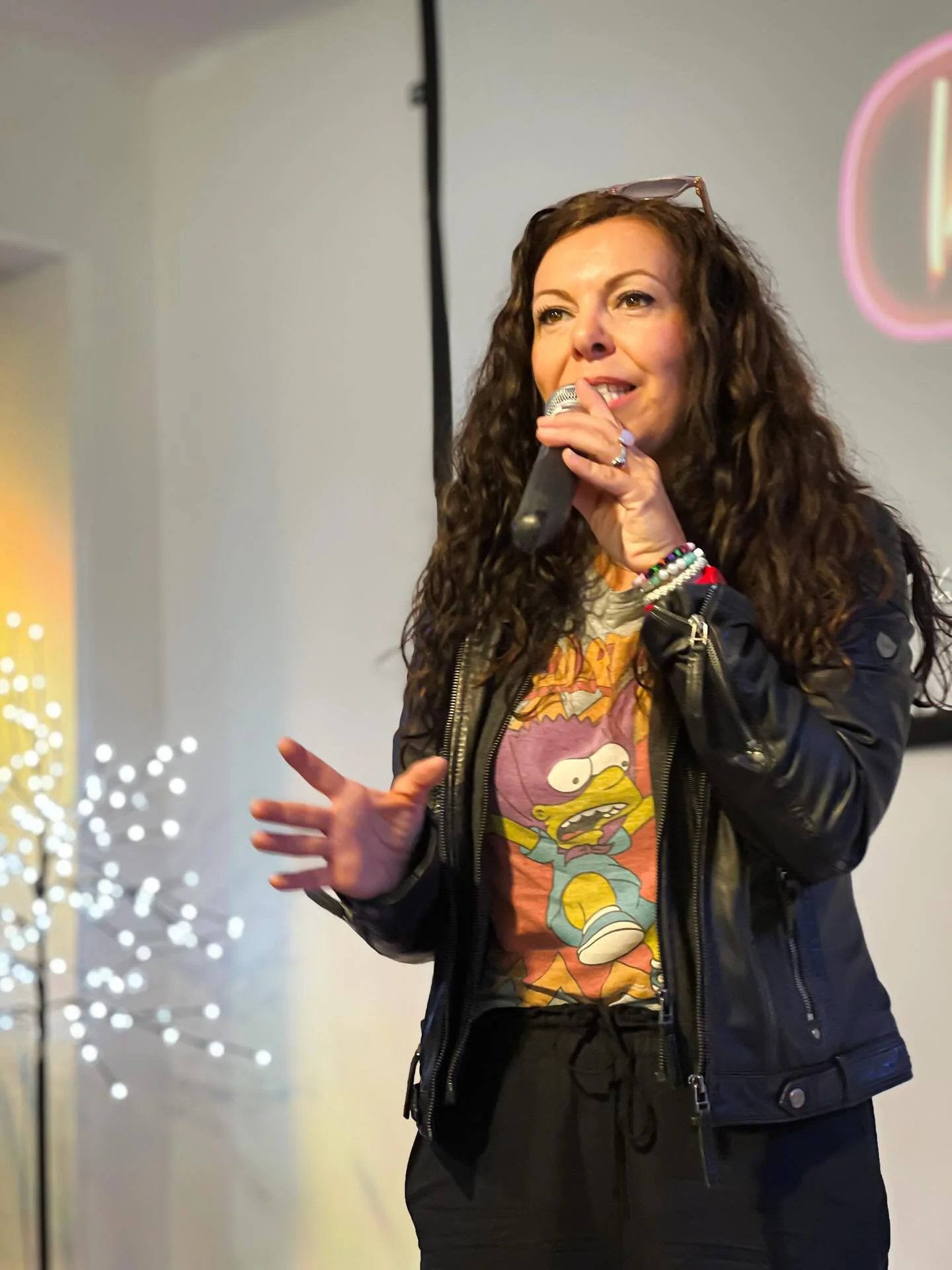 🍽 Satt &ndash; und doch hungrig? 🍽. 

 
Wir f&uuml;llen Teller, Kalender und K&ouml;pfe. Und trotzdem bleibt oft ein Loch: nach Ruhe, nach Liebe, nach Sinn.

✨ Stell dir den vollsten Tisch vor, den du je gesehen hast &hellip; ✨

&hellip; nicht mit 