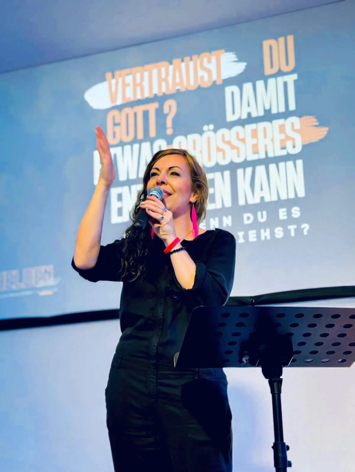 ✨ Was, wenn Gott keine Helden 

 
sucht? Was, wenn er ganz normale Menschen &bdquo;unterwegs&ldquo; zu Helden formt?

Abraham war kein &Uuml;berflieger.
Kein Vorbild von Anfang an.
Kein Mann ohne Zweifel.

Aber er sagte JA.

Nicht, weil er der Mutigs