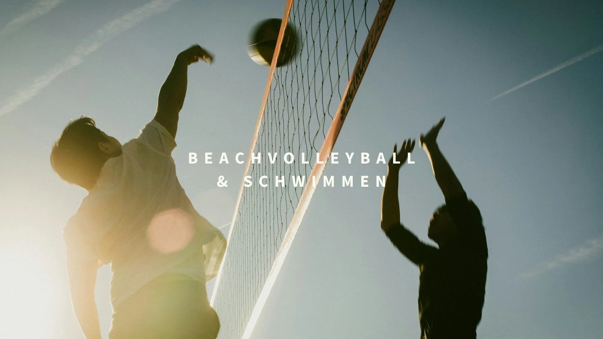 Beachvolleyball und Schwimmen für junge Männer