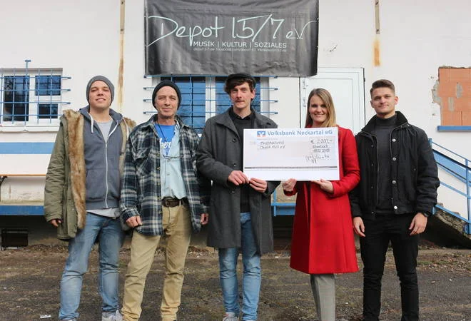 Der Umbau des Depots zum Kulturzentrum läuft: Jesse Safferling, Benny Safferling und Tim Kirchgeßner (v.l.) freuen sich über die Unterstützung durch die Eberbacher Firma Krauth Technology, die Marketing-Teamleiterin Christina Stork und Max Lenz in Form eines Spendenschecks über 2000 Euro vorbeibringen. Foto: Christofer Menges
