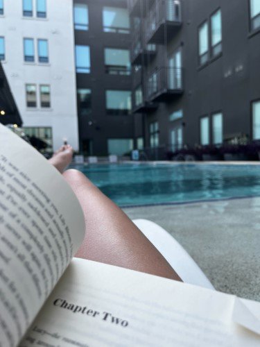 STOCK PHOTO BOOK POOLSIDE-SocialPage