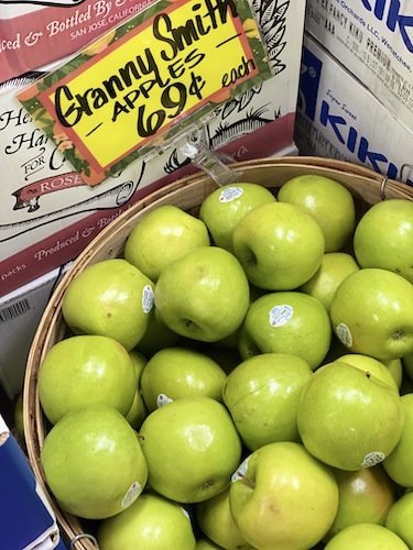 STOCK PHOTO GROCERY STORE APPLES 4-SocialPage