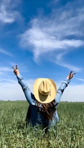Stock+Photo+Cowgirl+Field+(11).webp