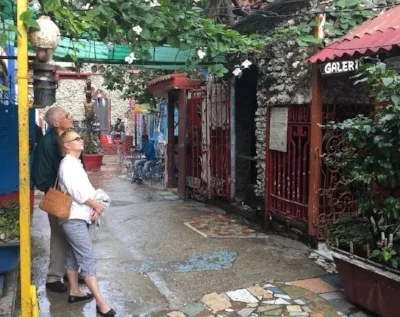 Carol and Pete exploring Callejon de Hamel