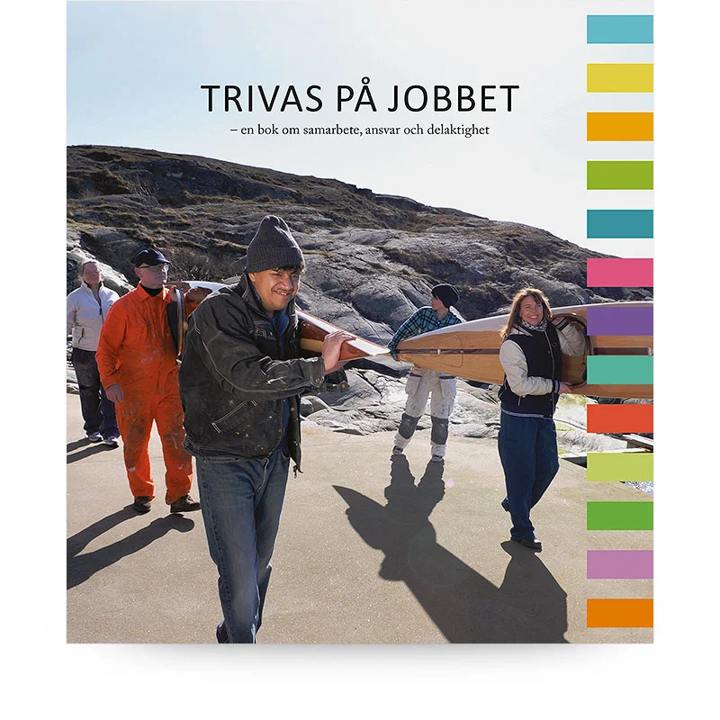 Omslag till boken Trivas på jobbet. Fem personer bär träkajaker på en klippstrand.
