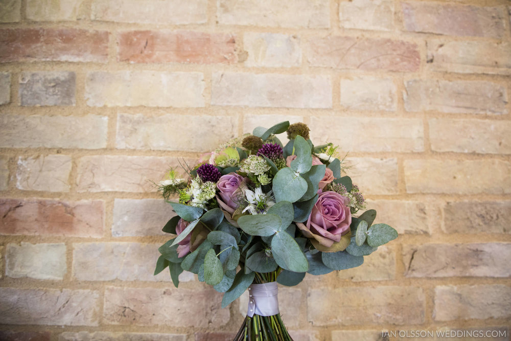 Thatch Barn Yelling Wedding | Photo: https://www.ianolssonweddin