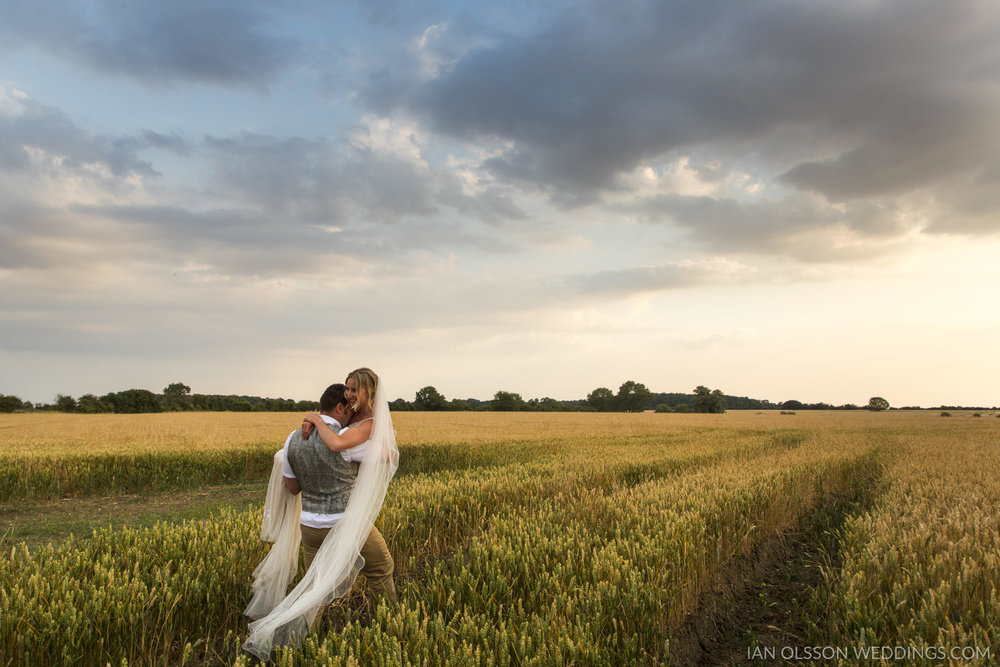 Thatch Barn Yelling Wedding Cambridgeshire | Photo: https://www.