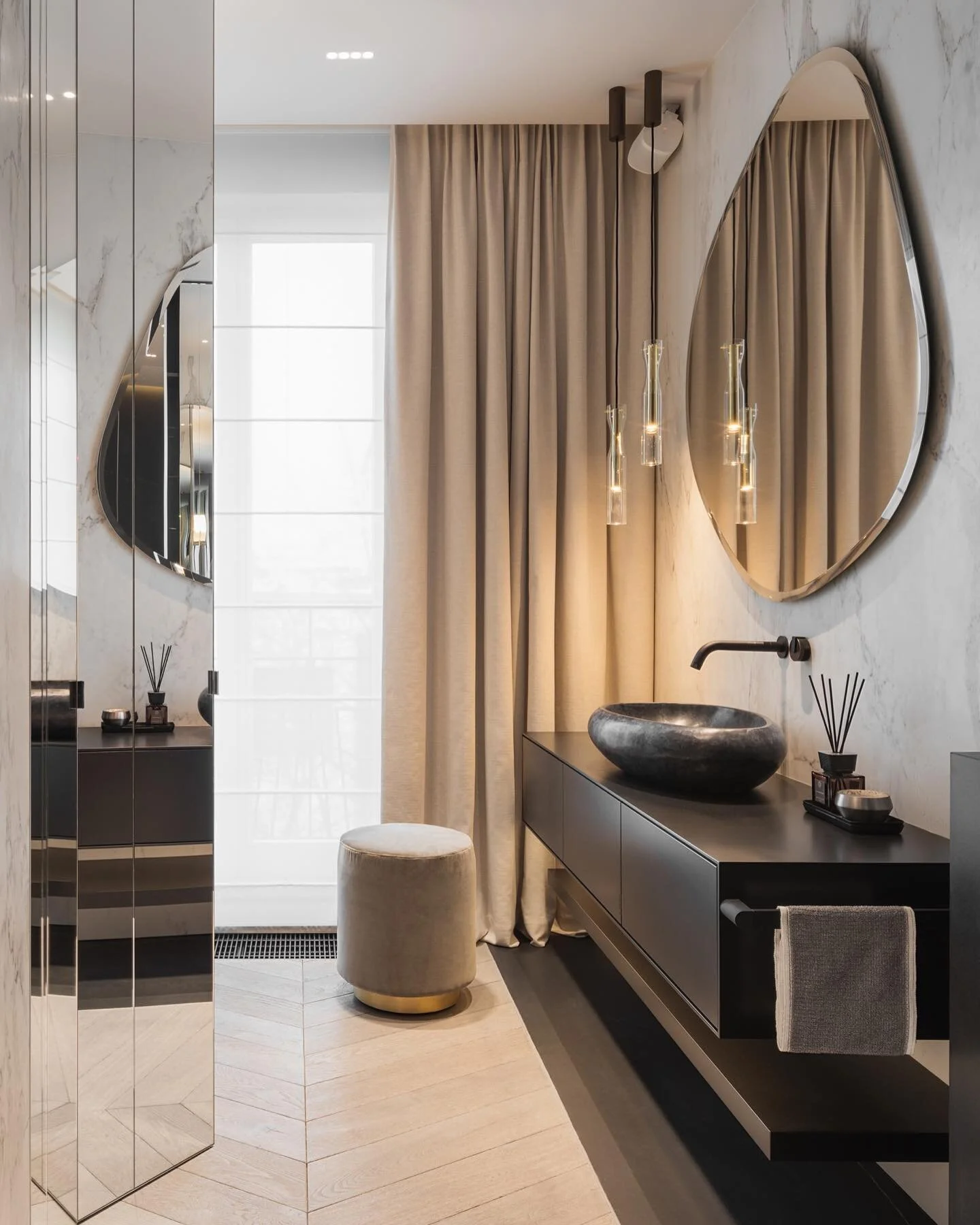 Master Bath and Bedroom, designed by @katarzyna_kraszewska_interiors 
______________________________________________ 
#warsaw #interiordesign #archdaily #archilovers #dezeen #designboom #interiordesignmag #archdigest #elledecor #wnętrza #natecookpho