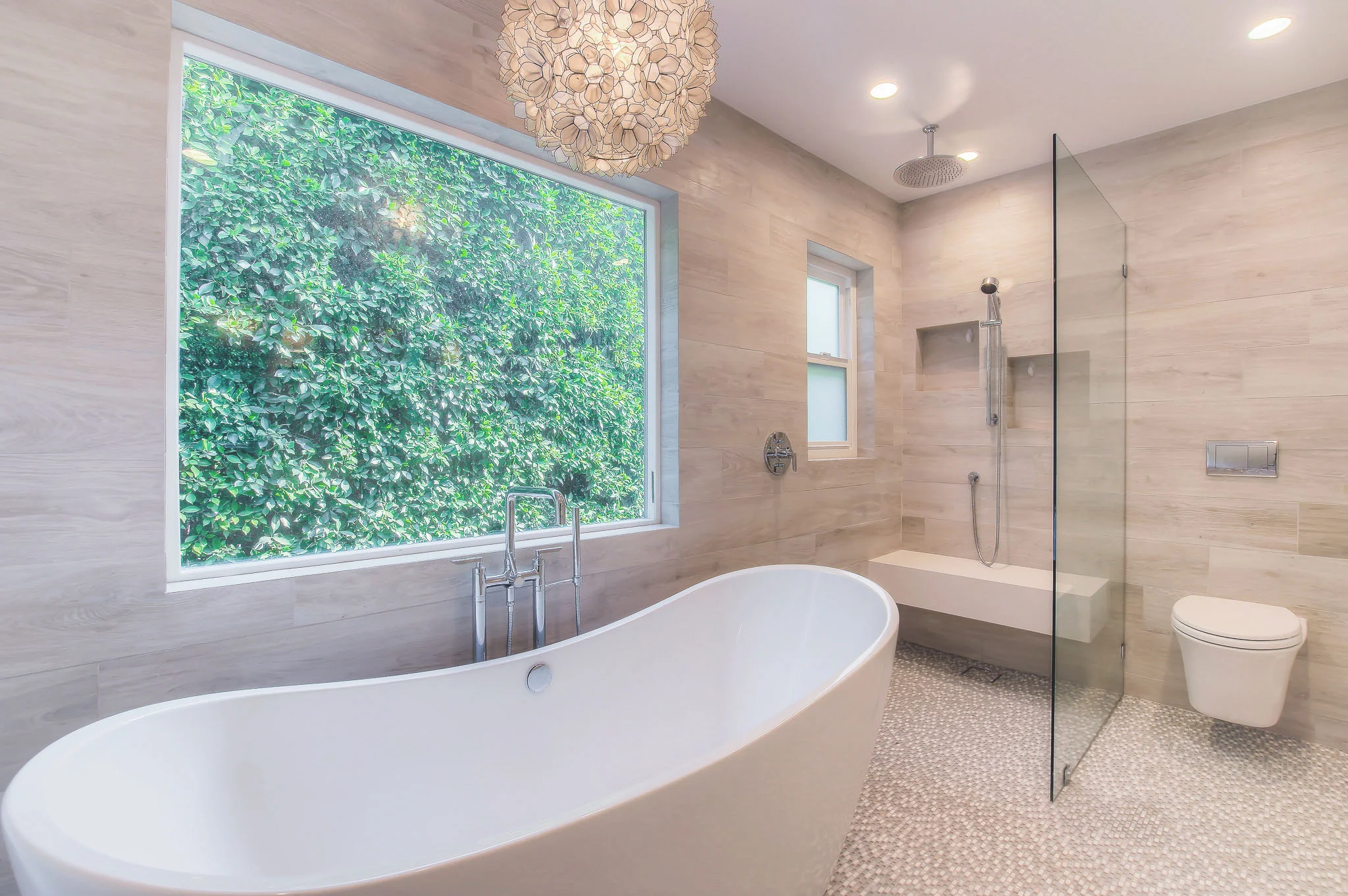 modern_bright_bathroom_opt.jpg