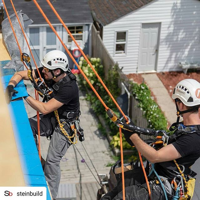 #Repost @steinbuild
&bull; &bull; &bull; &bull; &bull;
This past summer we had the opportunity to have rope access technicians perform exterior work at Project Lisgar. 
Thanks to @_geoarc for providing a feasible solution in a timely matter. Exterior